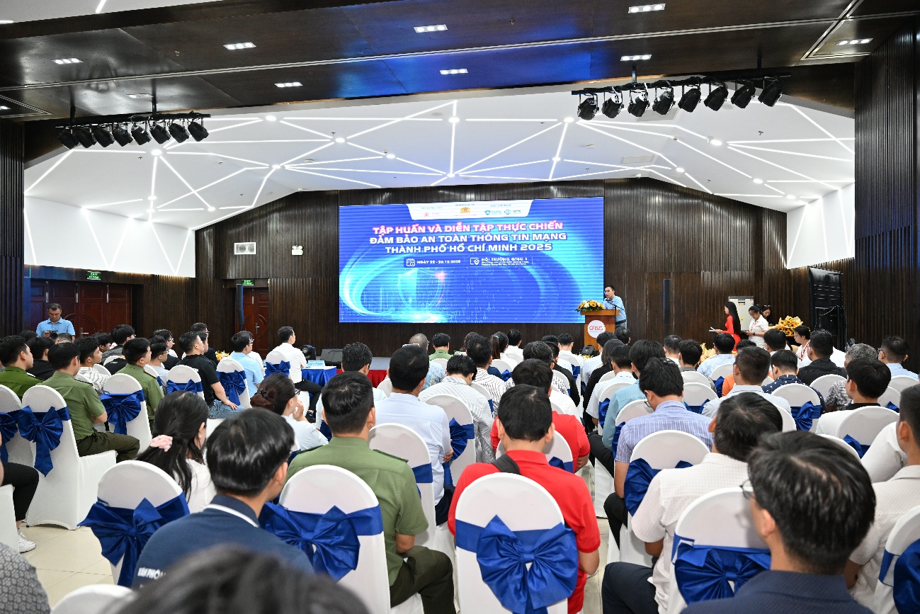 Đại diện Trung tâm An ninh mạng của QTSC, đại diện Đội phòng thủ trình bày báo cáo tổng kết quá trình tham gia diễn tập