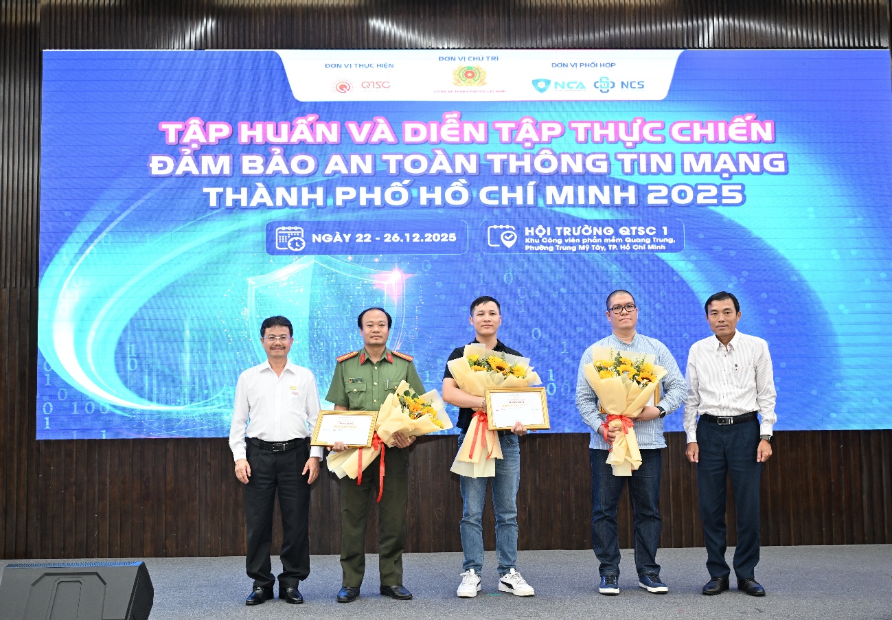 Trao giấy chứng nhận và giải thưởng cho các đội tấn công tham gia chương trình diễn tập thực chiến: Giải nhất (Công ty TNHH Galaxy One), đồng Giải nhì (Công an TP.HCM và Công ty TNHH MTV Viễn thông Quốc tế FPT)