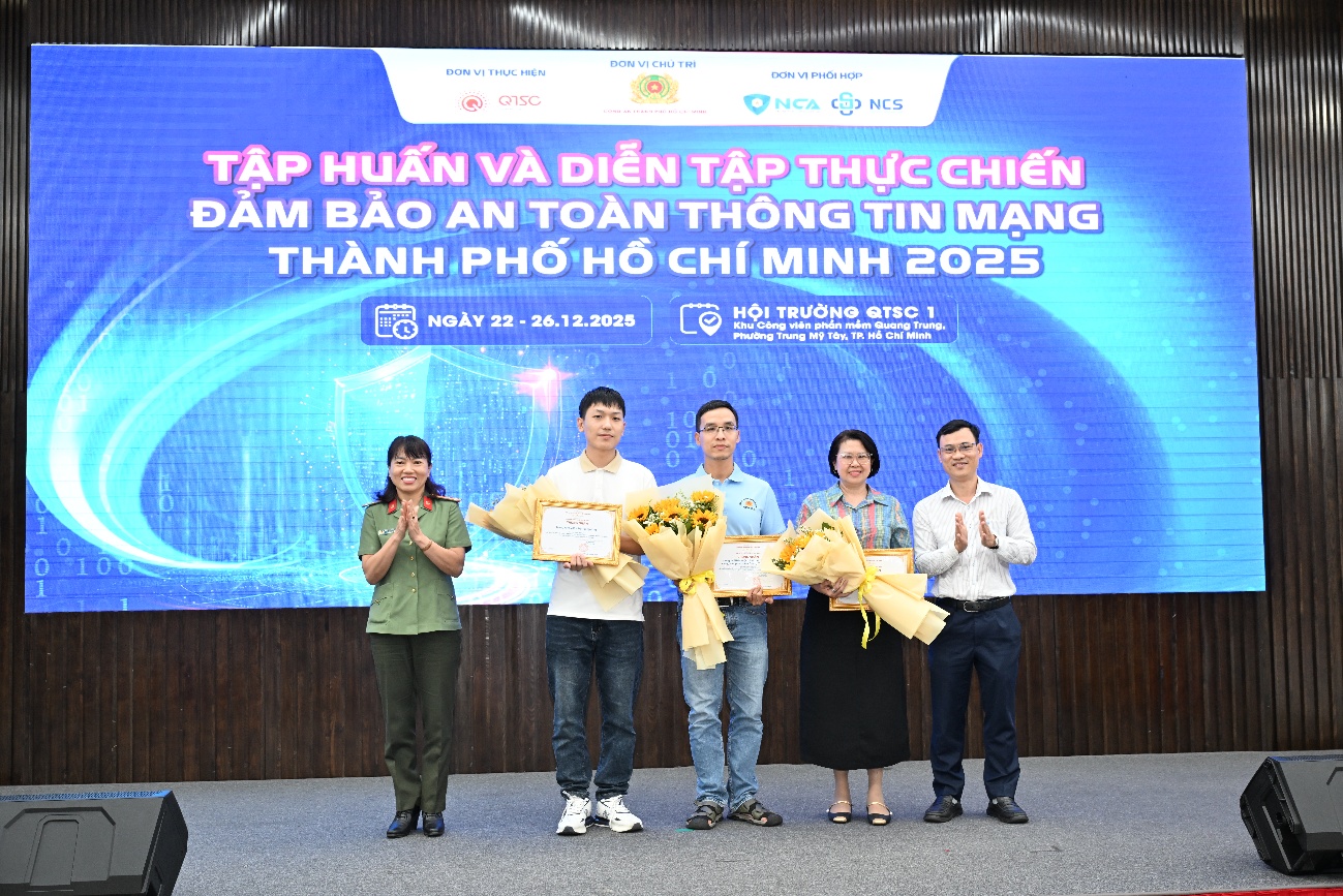 Trao giấy chứng nhận cho đội phòng thủ tham gia chương trình diễn tập thực chiến