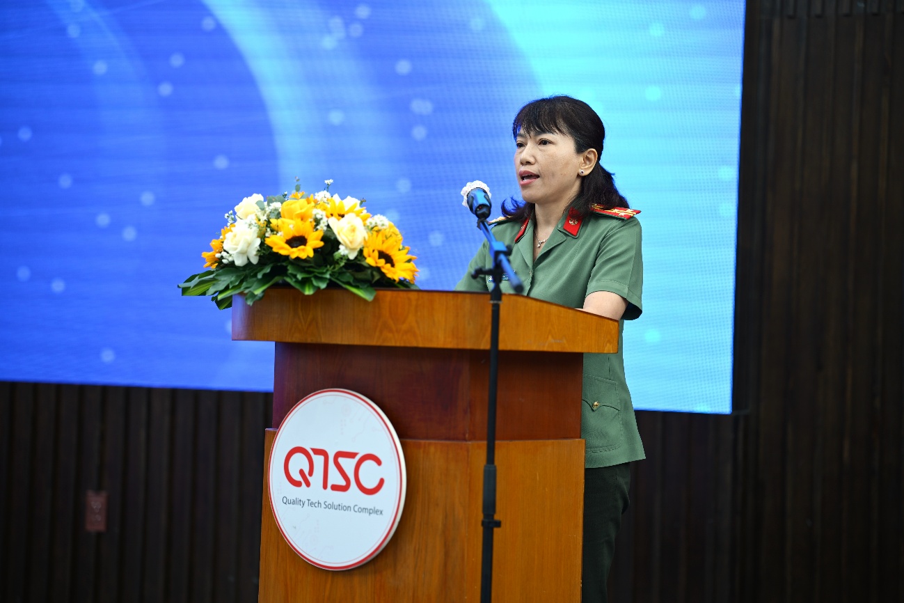 Thượng tá Thân Thị Châu Dương - Phó Trưởng phòng An ninh mạng và phòng chống tội phạm sử dụng công nghệ cao, Công an TP.HCM phát biểu bế mạc chương trình