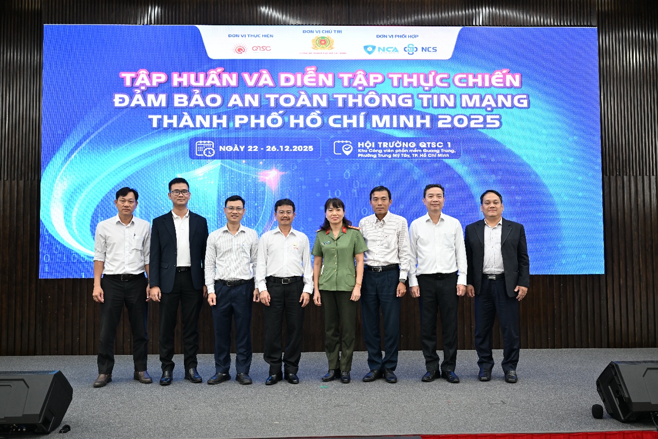 Các đại biểu chụp hình lưu niệm tại chương trình