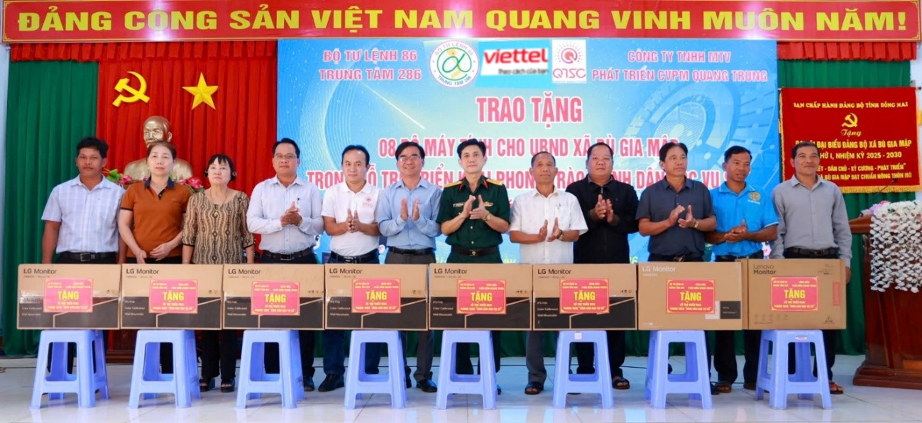 Đại tá Nguyễn Quốc Hoàn, Bí thư Đảng ủy, Chính ủy Trung tâm, đại diện QTSC trao tặng máy tính cho các Thôn trên địa bàn xã Bù Gia Mập