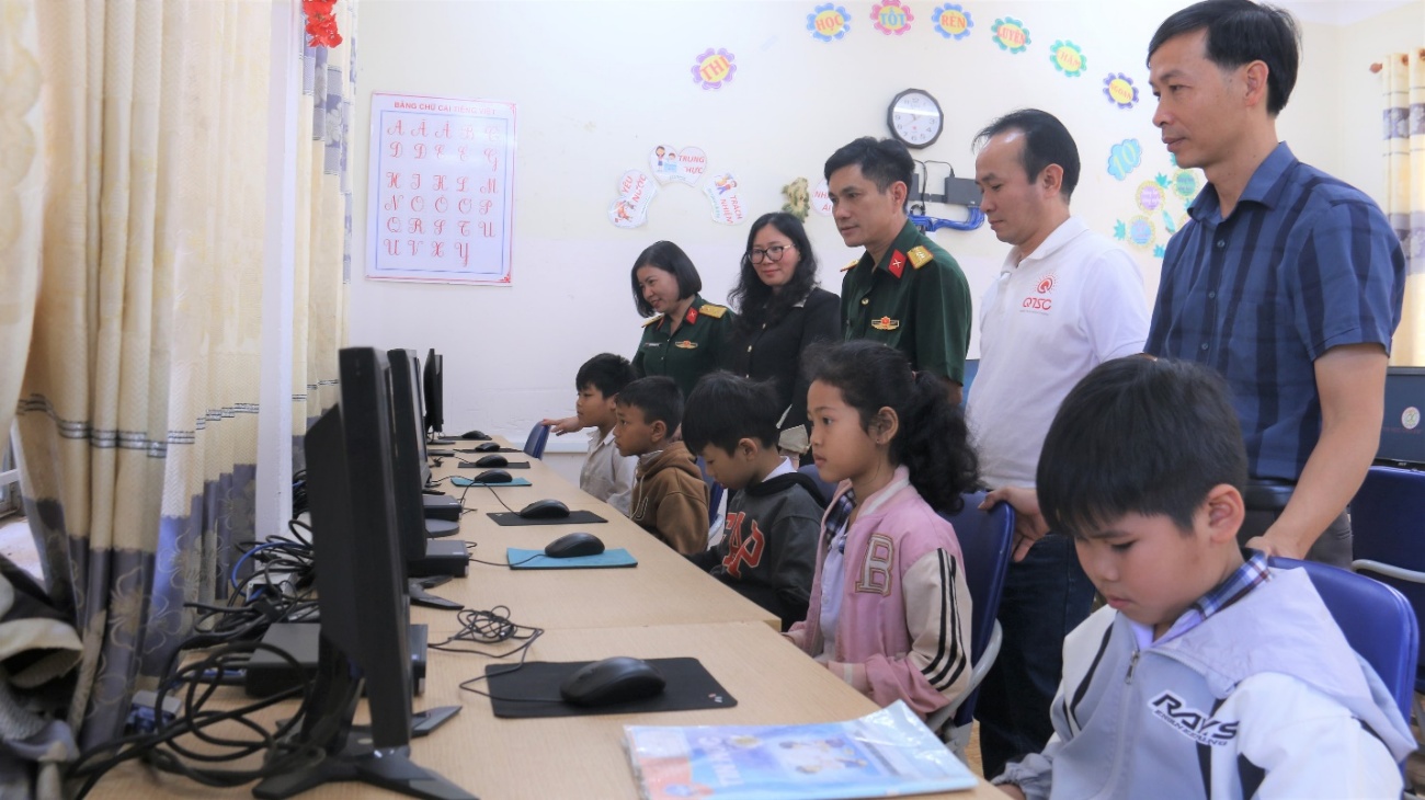 Đoàn công tác đến thăm mô hình “Tin học cho em” tại Trường Tiểu học Đắk Á