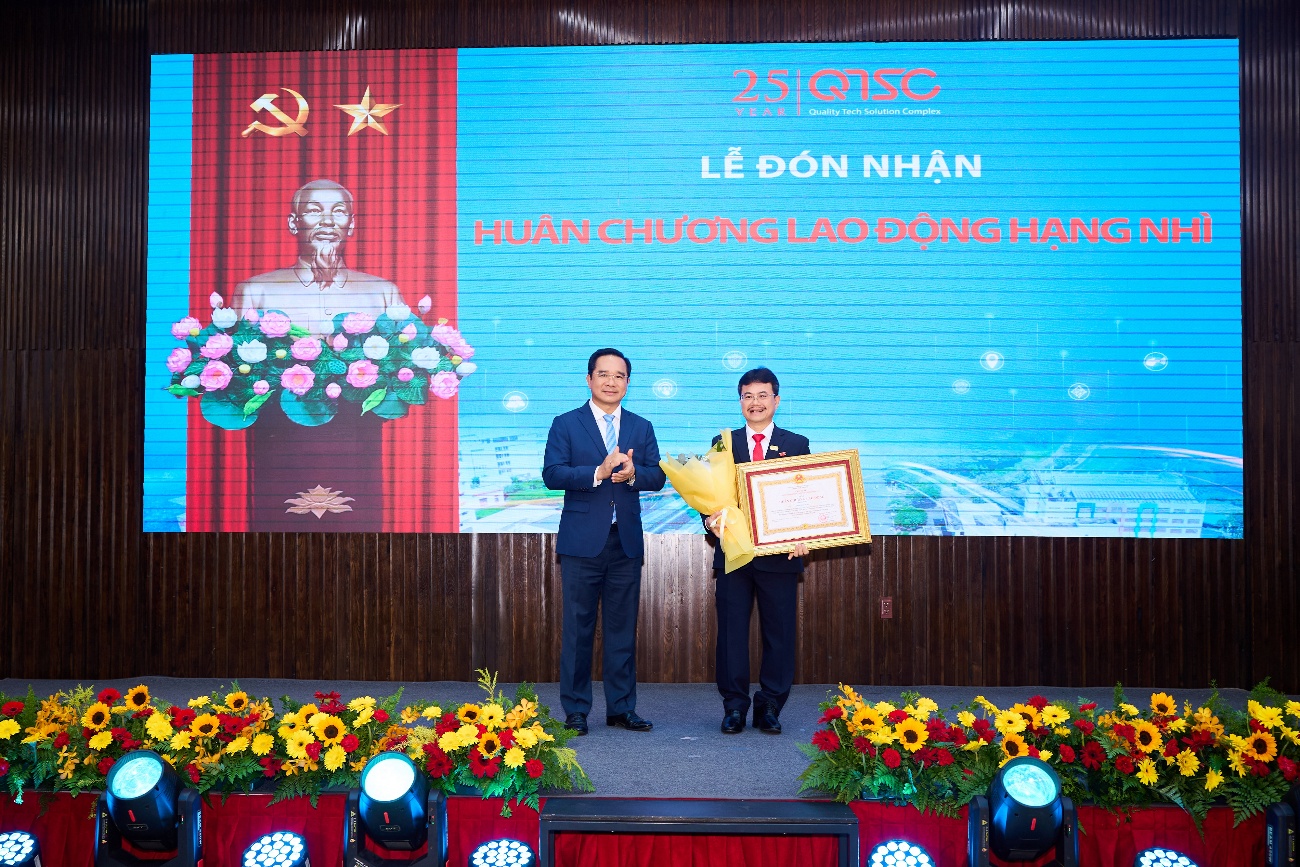 Ông Nguyễn Văn Được, Ủy viên Ban Chấp hành Trung ương Đảng, Phó Bí thư Thành ủy, Chủ tịch UBND Thành phố trao tặng Huân chương Lao động hạng Nhì của Chủ tịch nước cho ông Trần Hữu Dũng, Giám đốc QTSC