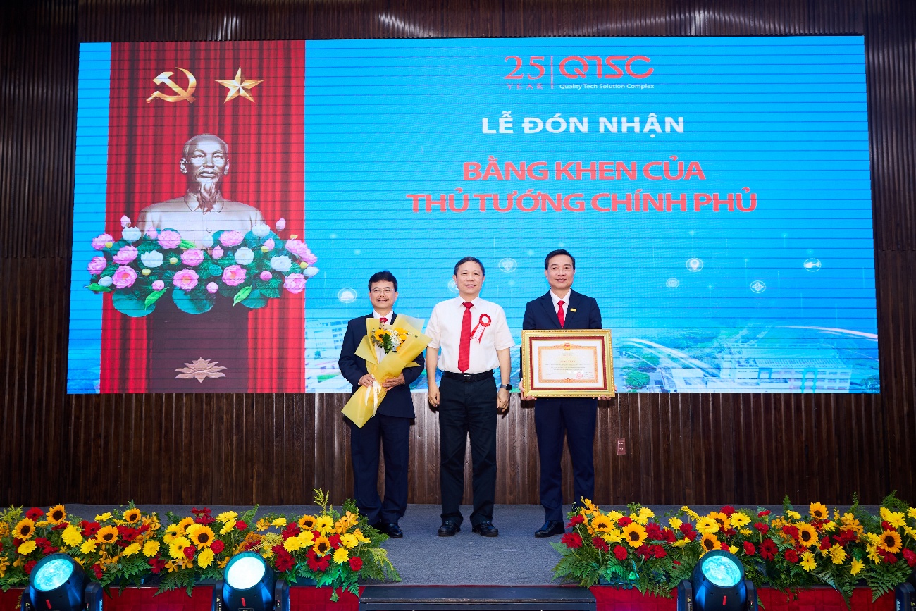 Ông Dương Anh Đức, Ủy viên Ban Thường vụ Thành ủy, Trưởng ban Tuyên giáo và Dân vận Thành ủy TP.HCM trao tặng Bằng khen của Thủ tướng Chính phủ cho tập thể Công ty TNHH một thành viên Phát triển Công viên phần mềm Quang Trung