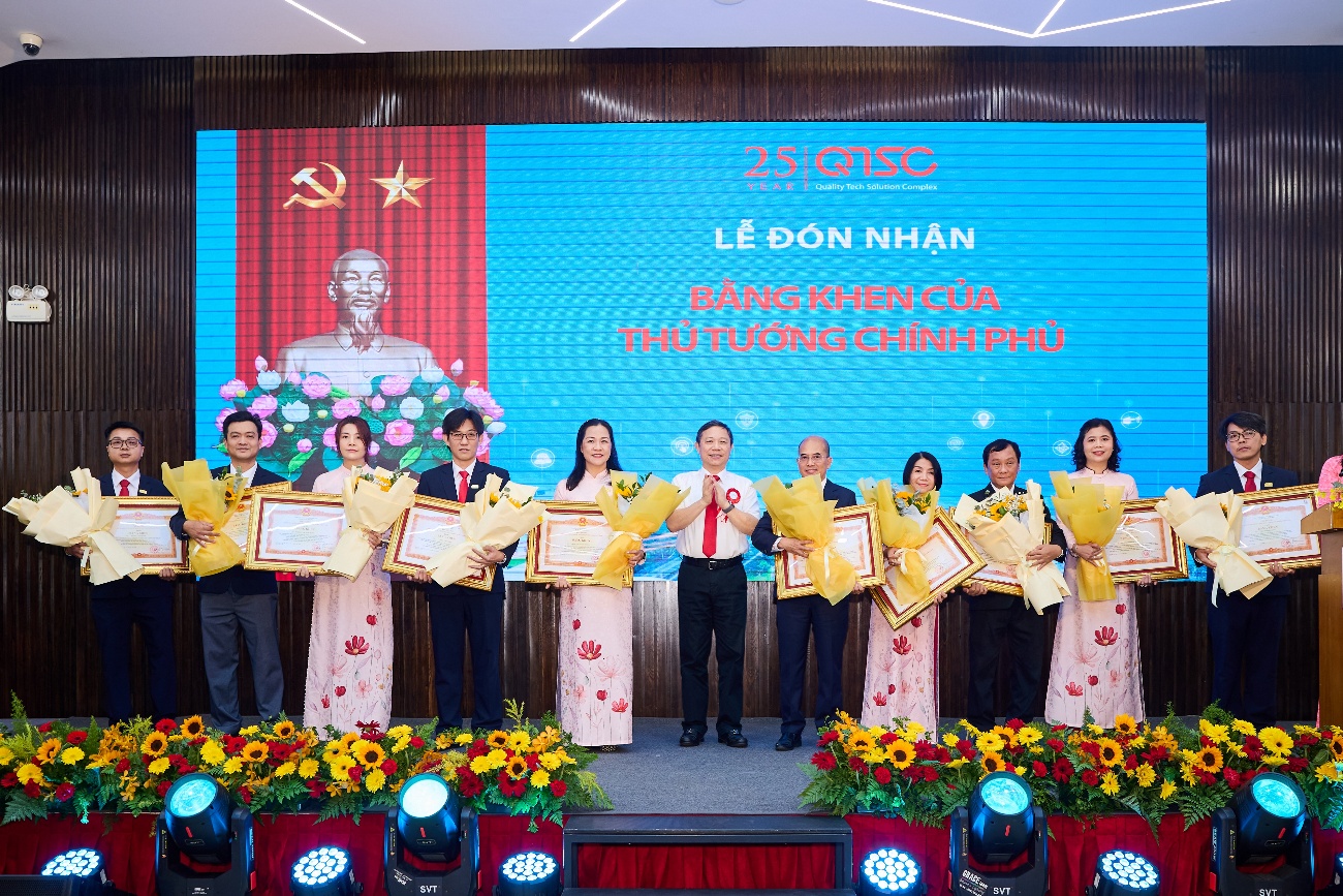 Ông Dương Anh Đức, Ủy viên Ban Thường vụ Thành ủy, Trưởng ban Tuyên giáo và Dân vận Thành ủy TP.HCM trao tặng Bằng khen của Thủ tướng Chính phủ cho 10 cá nhân thuộc Công ty TNHH một thành viên Phát triển Công viên phần mềm Quang Trung