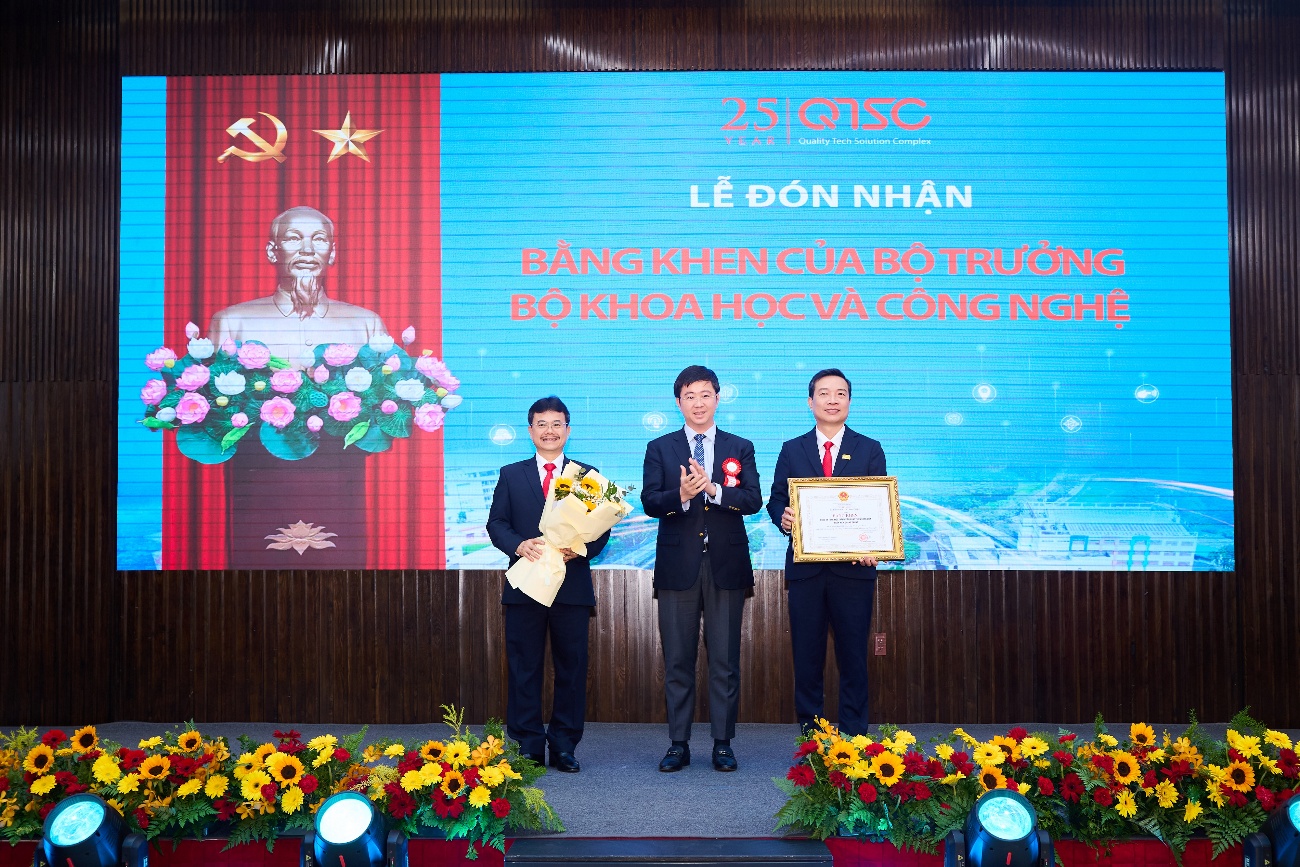 Ông Bùi Hoàng Phương, Thứ trưởng Bộ Khoa học và Công nghệ trao tặng Bằng khen của Bộ trưởng Bộ Khoa học và Công nghệ cho tập thể Công ty TNHH một thành viên Phát triển Công viên phần mềm Quang Trung