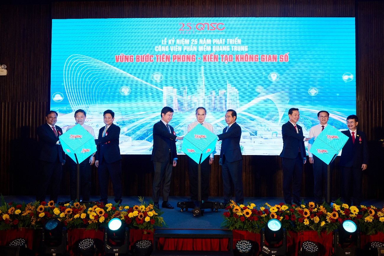 Các đại biểu thực hiện nghi thức kỷ niệm 25 năm phát triển CVPM Quang Trung