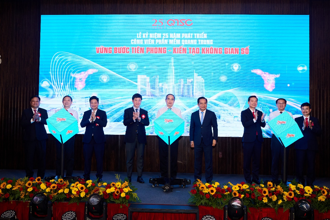 Các đại biểu thực hiện nghi thức kỷ niệm 25 năm phát triển CVPM Quang Trung