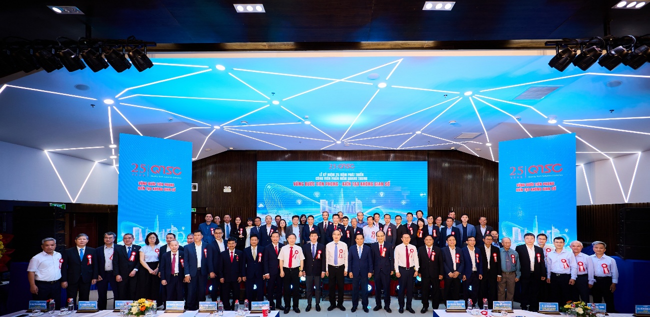 Các đại biểu chụp hình lưu niệm tại chương trình