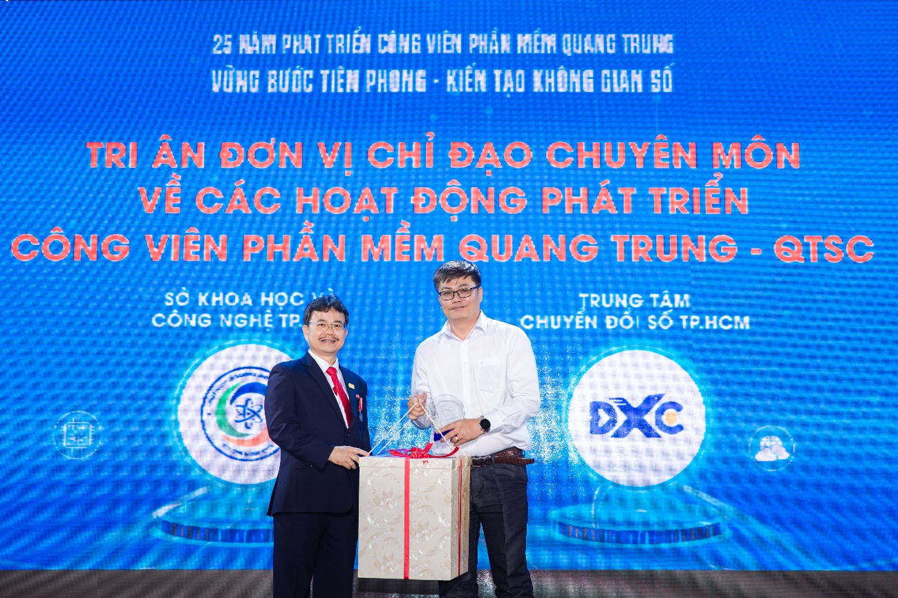 Vinh danh và tri ân khách hàng, đối tác: Tri ân sự quan tâm chỉ đạo chuyên môn về các hoạt động phát triển CVPM Quang Trung