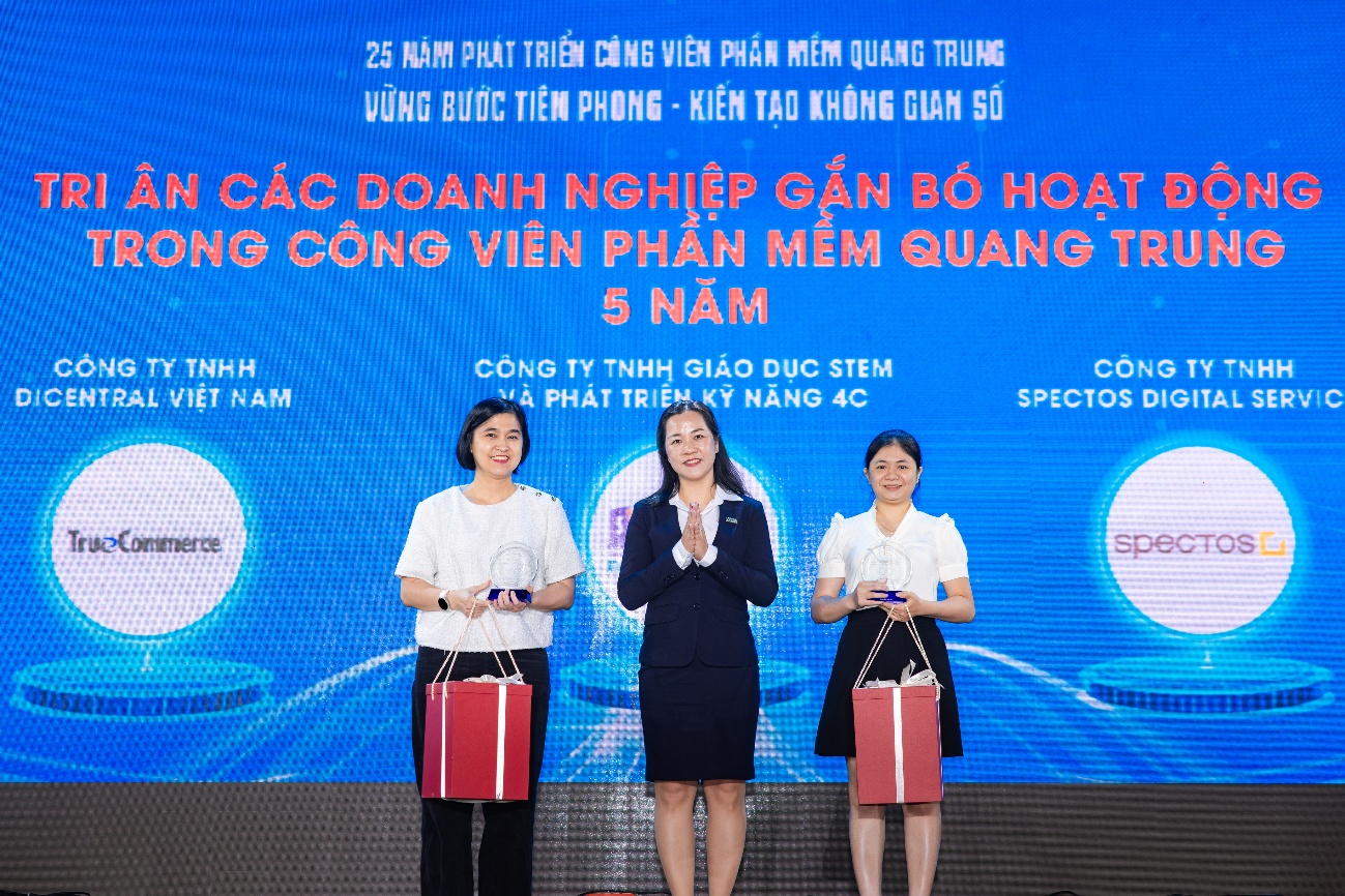 Vinh danh và tri ân khách hàng, đối tác: Tri ân các doanh nghiệp gắn bó hoạt động trong CVPM Quang Trung 5 năm (Công ty TNHH Giáo dục Stem và Phát triển kỹ năng 4C, Công ty TNHH Spectos Digital Services, Công ty TNHH Dicentral Việt Nam), 10 năm (Công ty TNHH Giải pháp Không Giới Hạn)