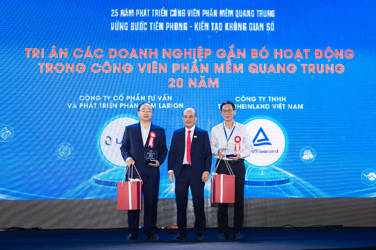 Vinh danh và tri ân khách hàng, đối tác: Tri ân các doanh nghiệp gắn bó hoạt động trong CVPM Quang Trung 20 năm (Công ty Cổ phần Tư vấn và Phát triển phần mềm LARION, Công ty TNHH TUV Rheinland Việt Nam)