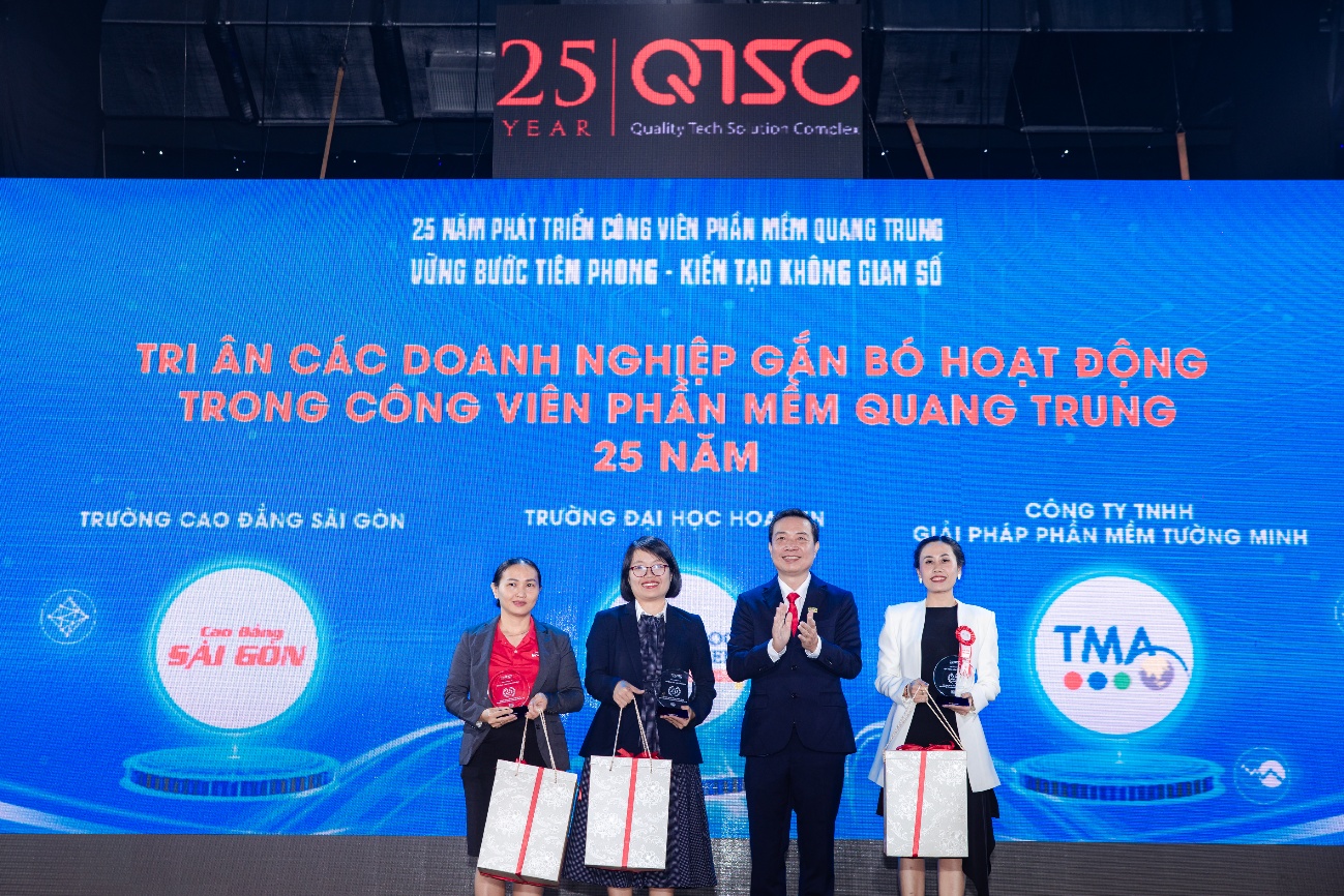 Vinh danh và tri ân khách hàng, đối tác: Tri ân các doanh nghiệp gắn bó hoạt động trong CVPM Quang Trung 25 năm (Công ty TNHH Giải pháp phần mềm Tường Minh, Trường Đại học Hoa Sen, Trường Cao đẳng Sài Gòn)