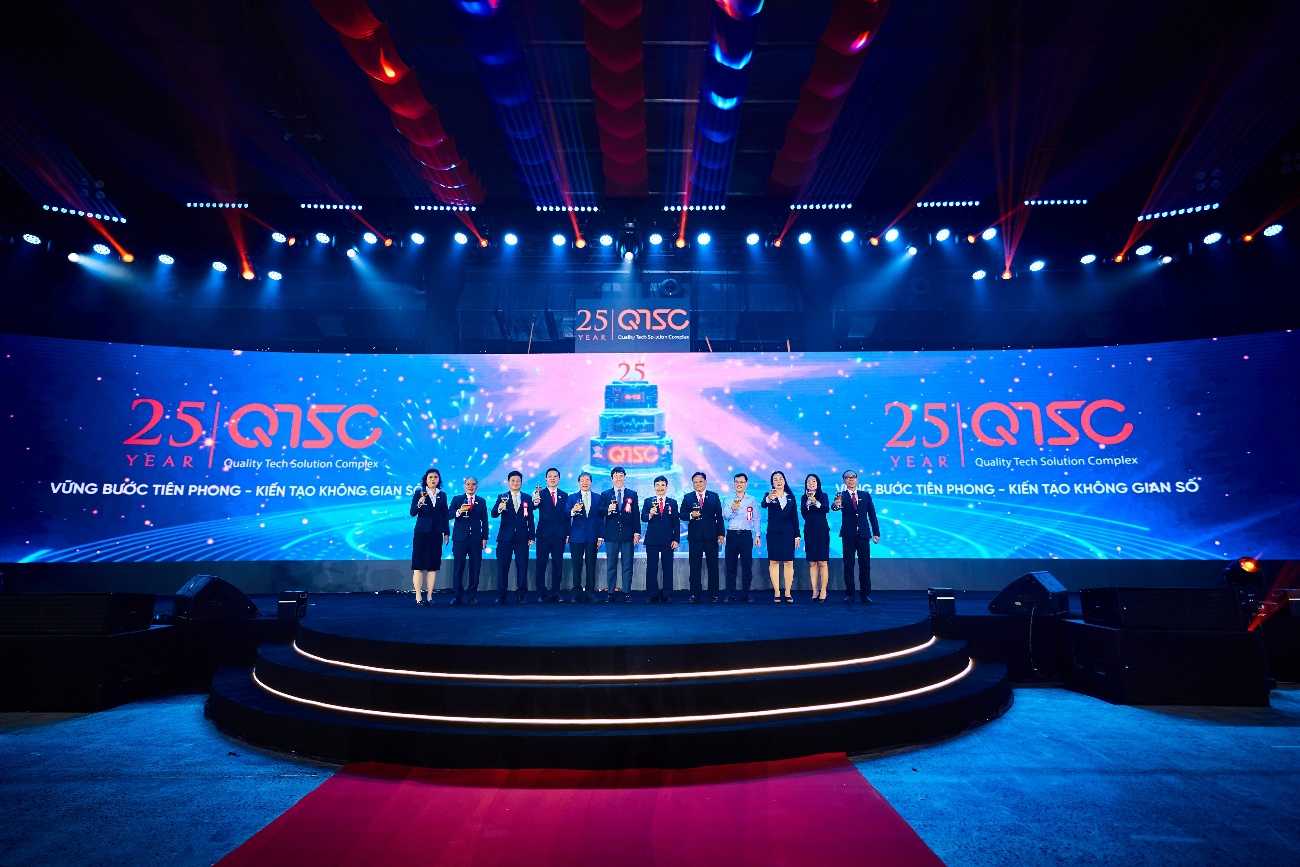 Các vị lãnh đạo cùng Ban lãnh đạo QTSC chúc mừng dấu mốc 25 năm phát triển Công viên phần mềm Quang Trung