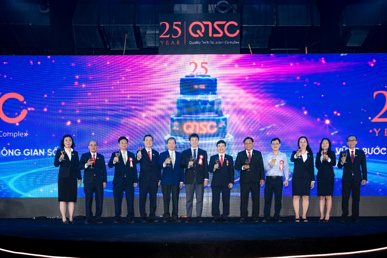 Các vị lãnh đạo cùng Ban lãnh đạo QTSC chúc mừng dấu mốc 25 năm phát triển Công viên phần mềm Quang Trung