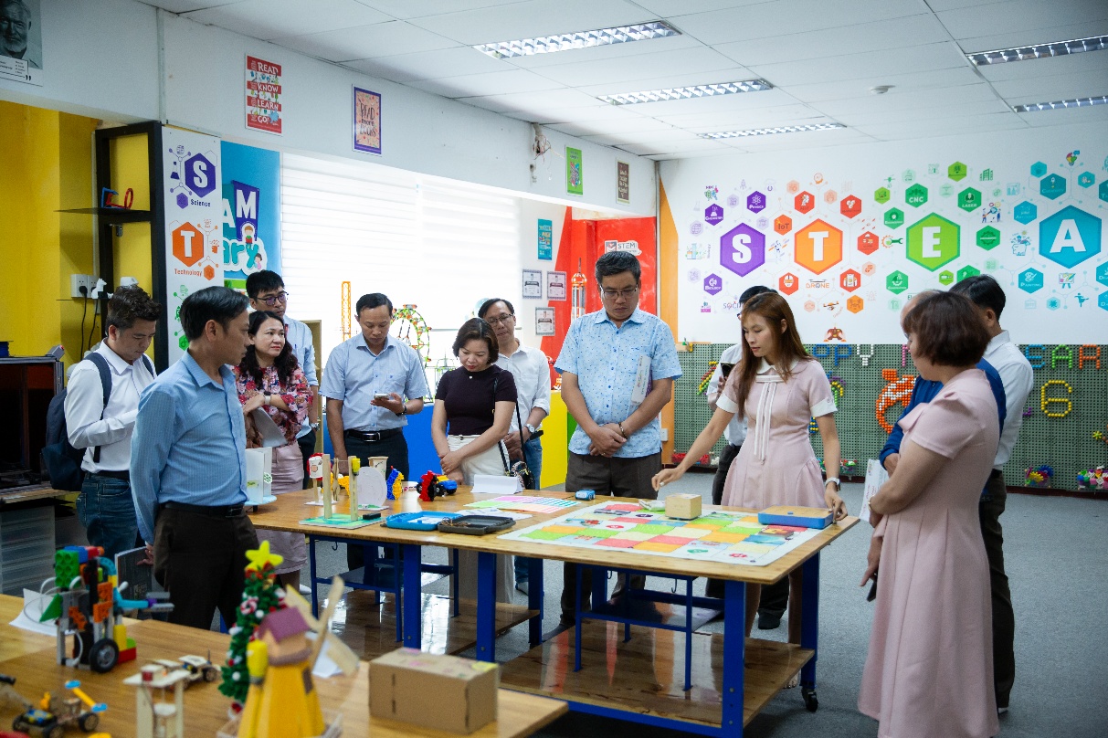 Delegates experiencing the STEM/STEAM education model