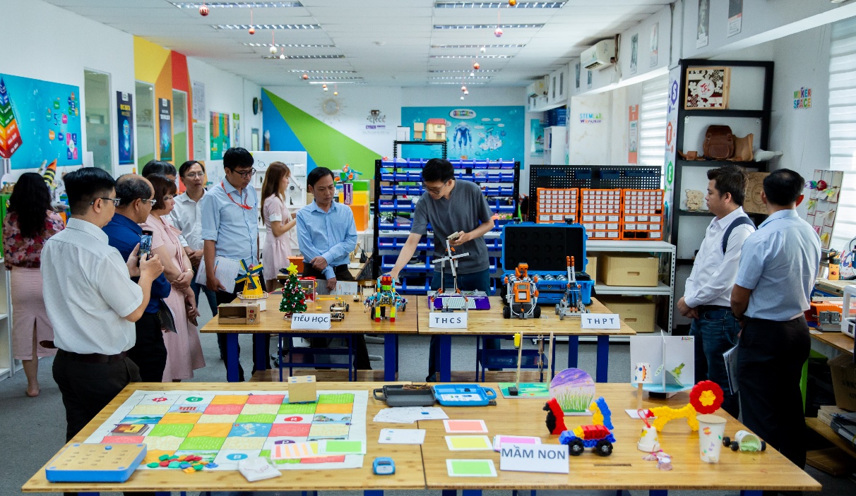 Delegates experiencing the STEM/STEAM education model