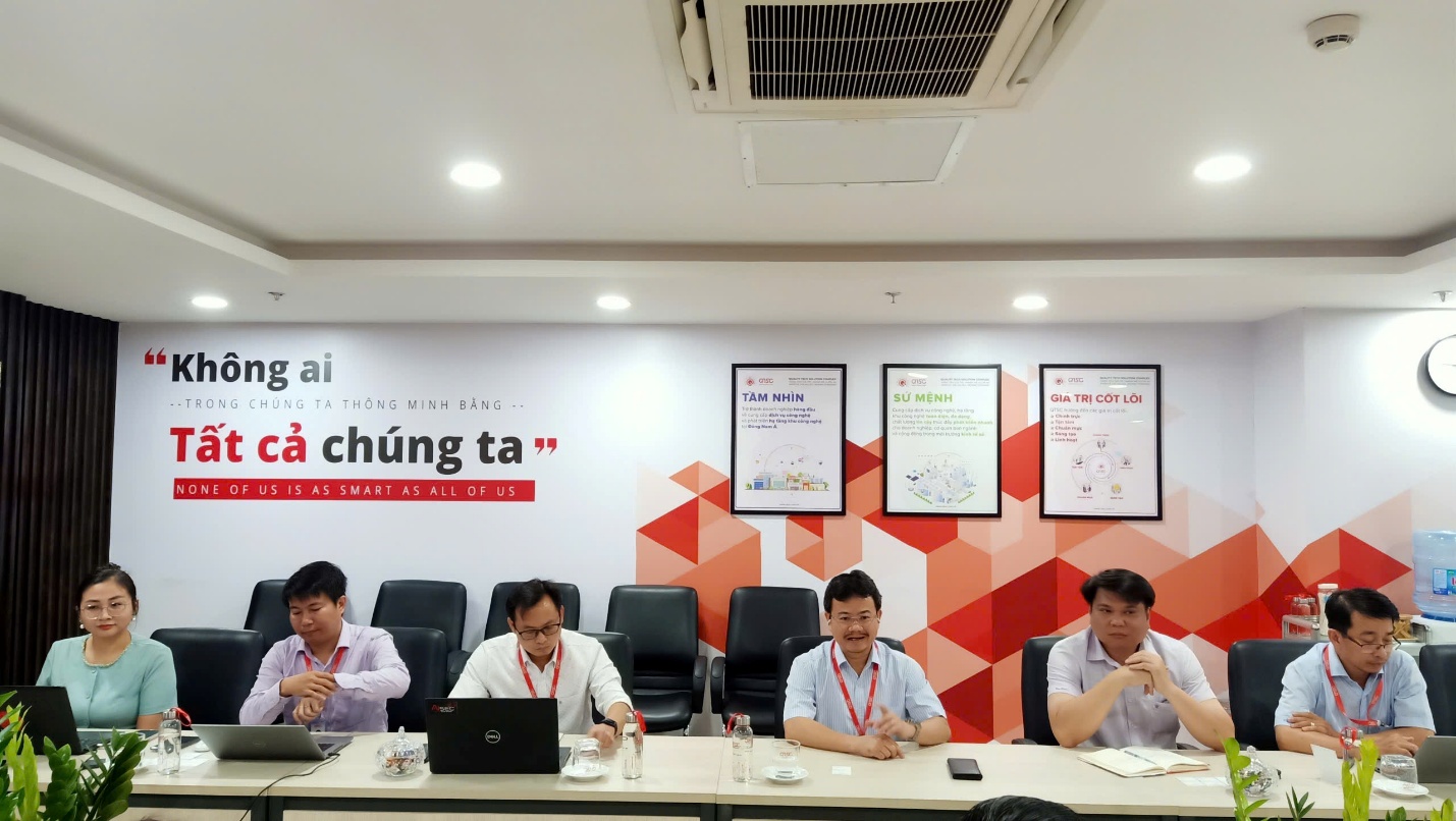 Ông Trần Hữu Dũng, Giám đốc QTSC (thứ 3 từ phải qua) chia sẻ về mô hình hoạt động của QTSC với đoàn công tác