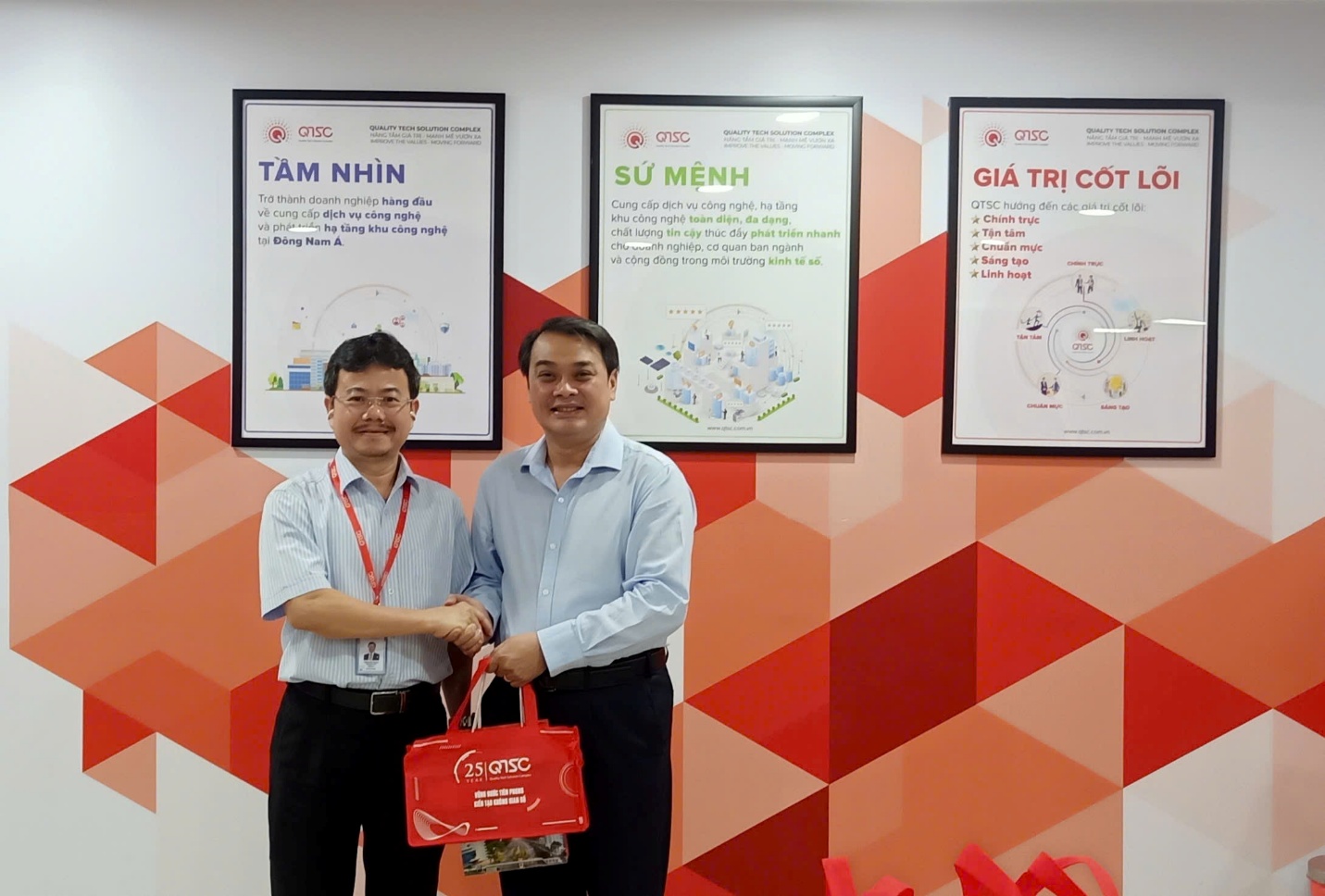 Ông Trần Hữu Dũng, Giám đốc QTSC đại diện tặng quà lưu niệm nhân buổi làm việc cho ông Lê Trường Duy, Giám đốc, Phó Chủ tịch Hội đồng Quản lý HCMC C4IR và đoàn công tác