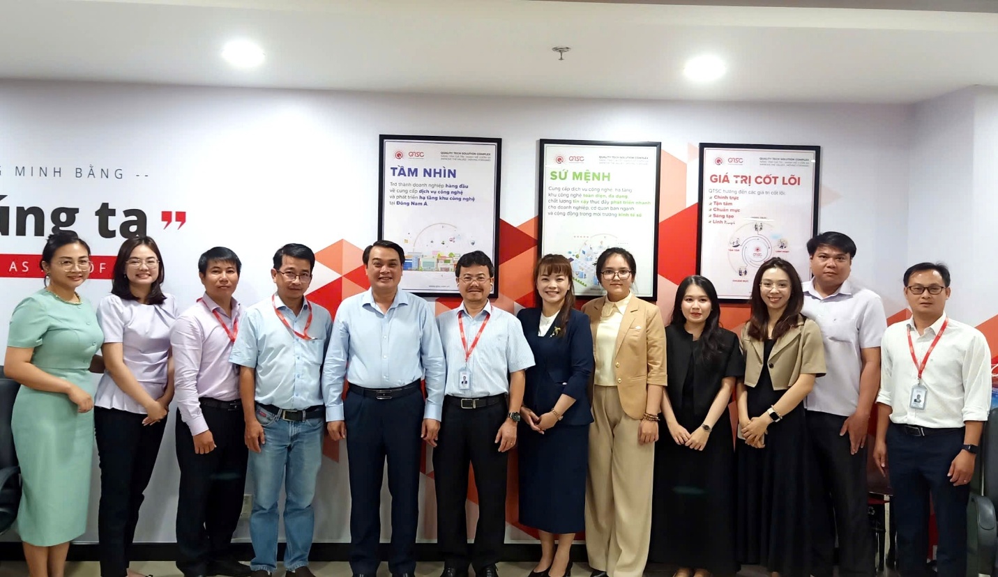 Đoàn chụp hình lưu niệm tại QTSC