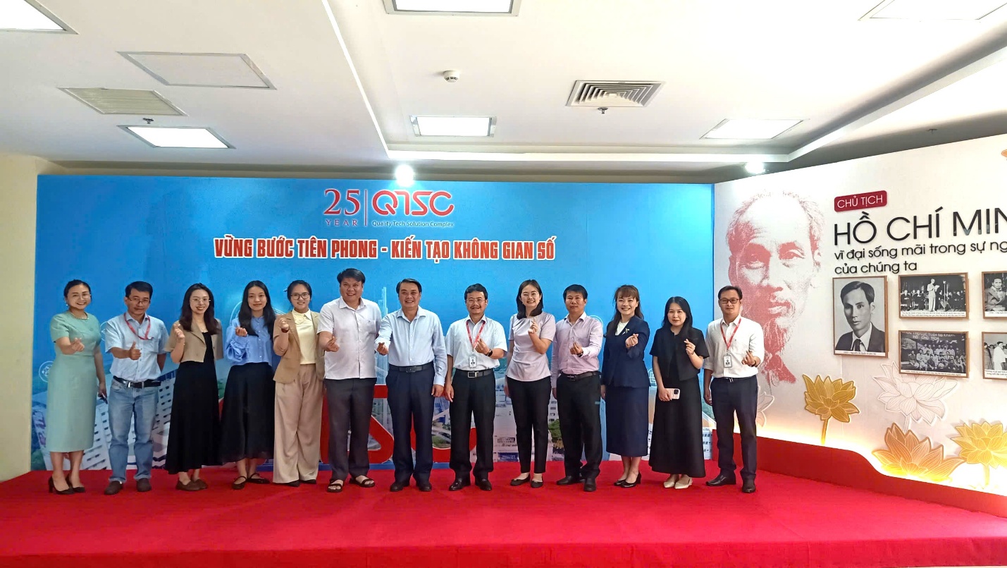 Đoàn chụp hình lưu niệm tại QTSC