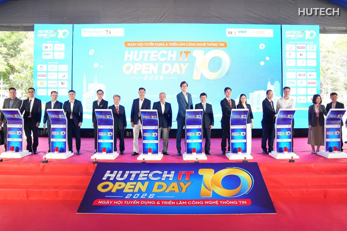 Các đại biểu thực hiện nghi thức Lễ khởi động ngày hội và chụp hình lưu niệm