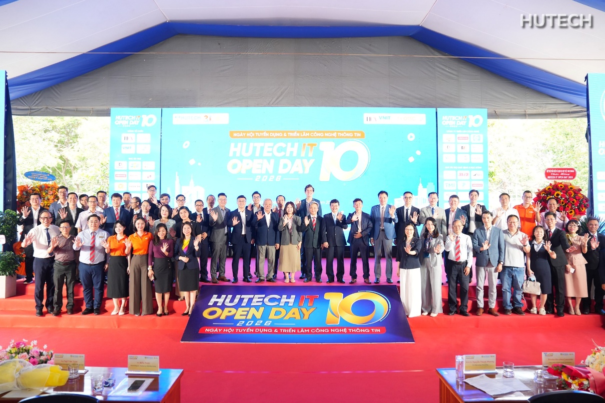 Các đại biểu thực hiện nghi thức Lễ khởi động ngày hội và chụp hình lưu niệm