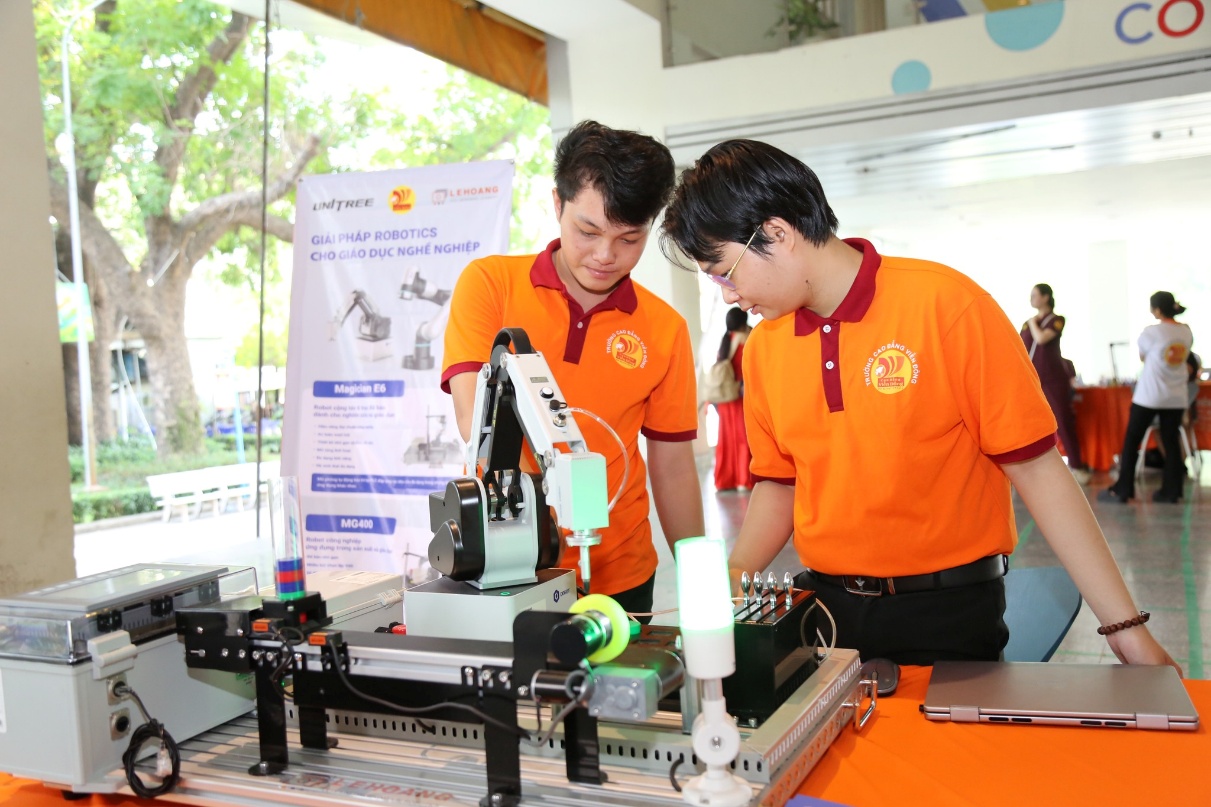 Trường Cao đẳng Viễn Đông đạt danh hiệu “Trường Cao đẳng Chất lượng cao”