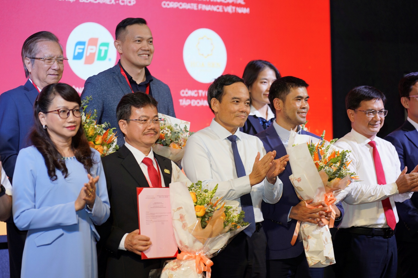 Ông Trần Hữu Dũng, Thành viên Hội đồng thành viên, Giám đốc Công ty TNHH một thành viên Phát triển Công viên phần mềm Quang Trung (QTSC) (thứ hai từ trái qua)