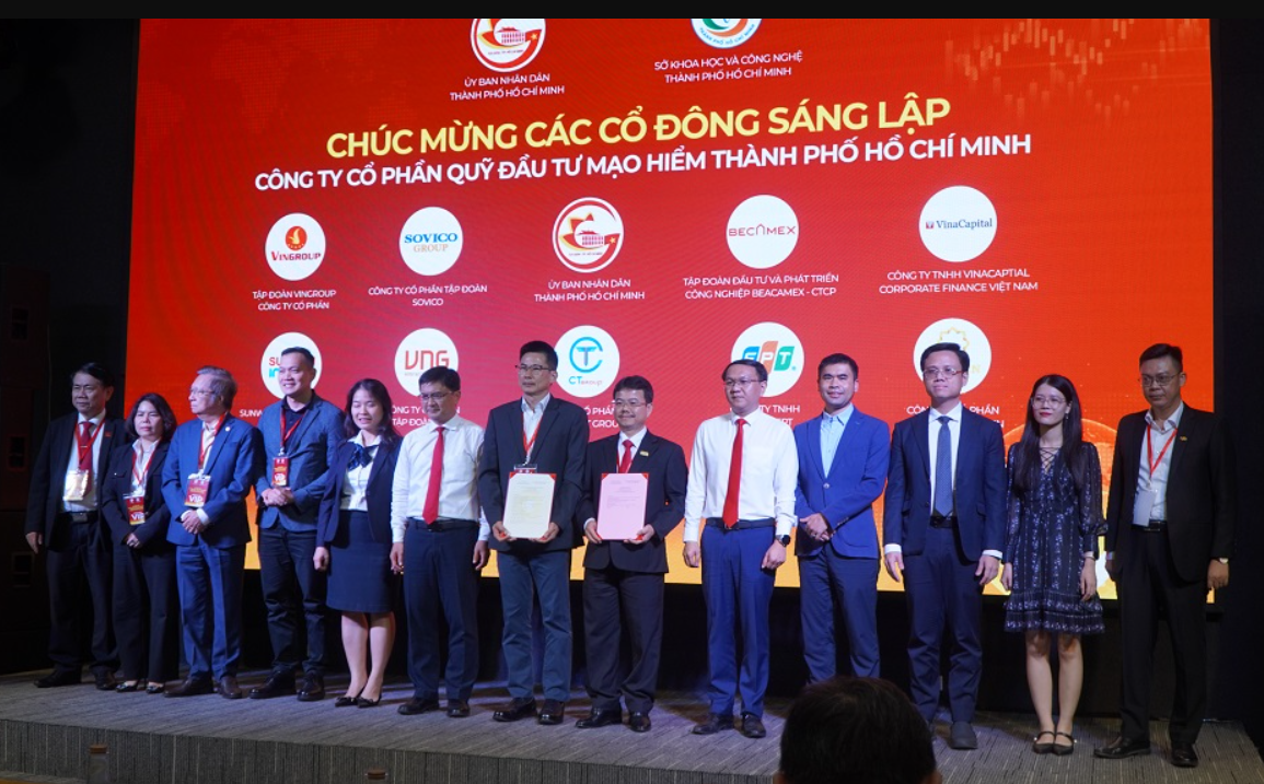 Phó Chủ tịch UBND TP.HCM Nguyễn Mạnh Cường (trái) và Giám đốc Sở Khoa học và Công nghệ TP.HCM Lâm Đình Thắng (phải) trao Giấy chứng nhận đăng ký doanh nghiệp cho các cổ đông