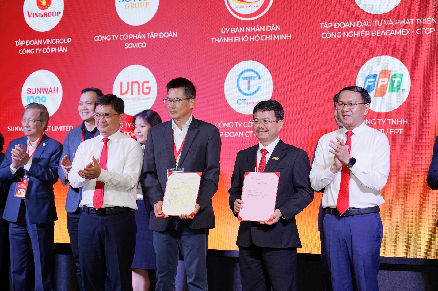 Phó Chủ tịch UBND TP.HCM Nguyễn Mạnh Cường (trái) và Giám đốc Sở Khoa học và Công nghệ TP.HCM Lâm Đình Thắng (phải) trao Giấy chứng nhận đăng ký doanh nghiệp cho các cổ đông