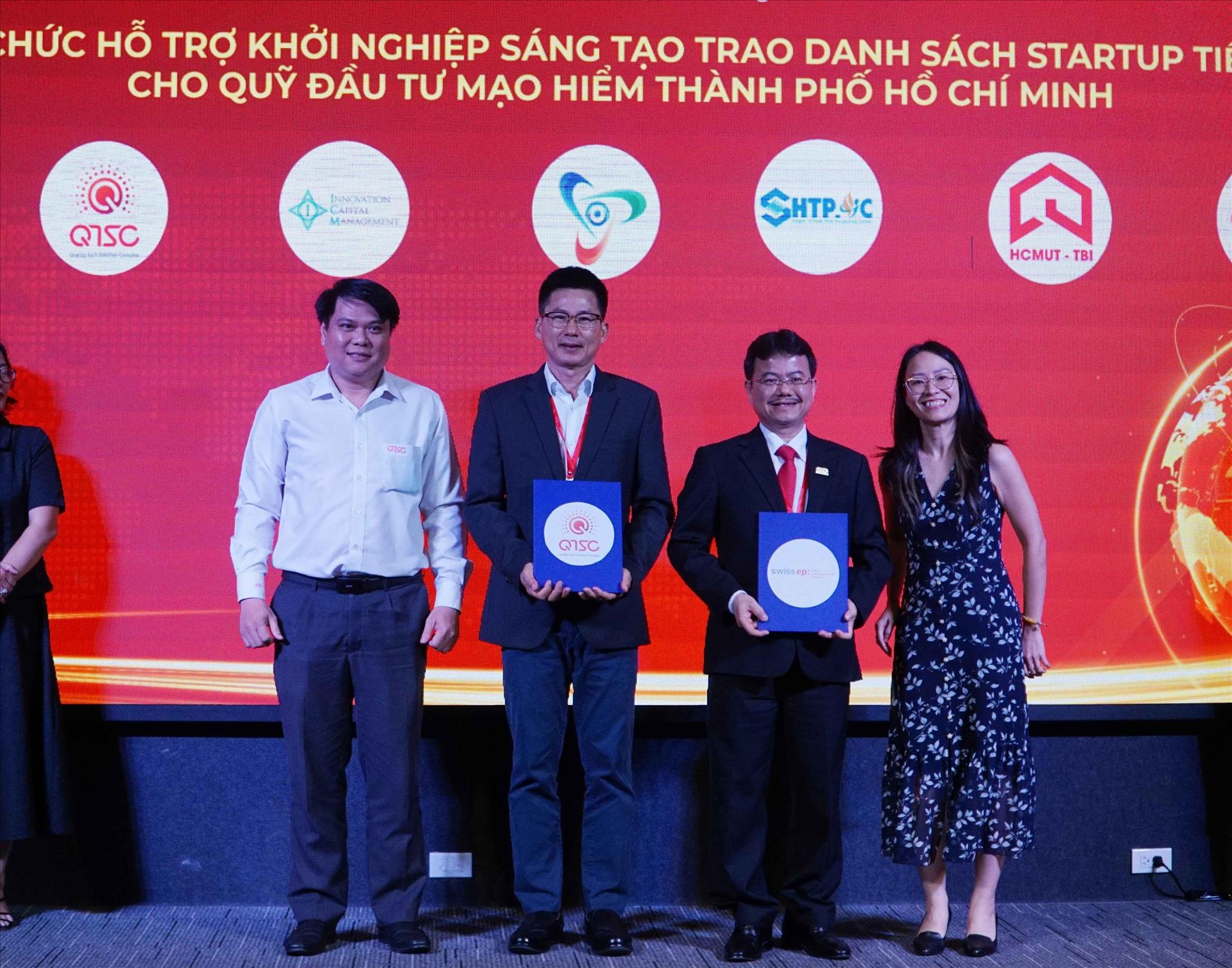 Đại diện QTSC (áo trắng) trao danh mục dự án tiềm năng thuộc hệ sinh thái đổi mới sáng tạo tại QTSC cho Quỹ đầu tư mạo hiểm TP.HCM