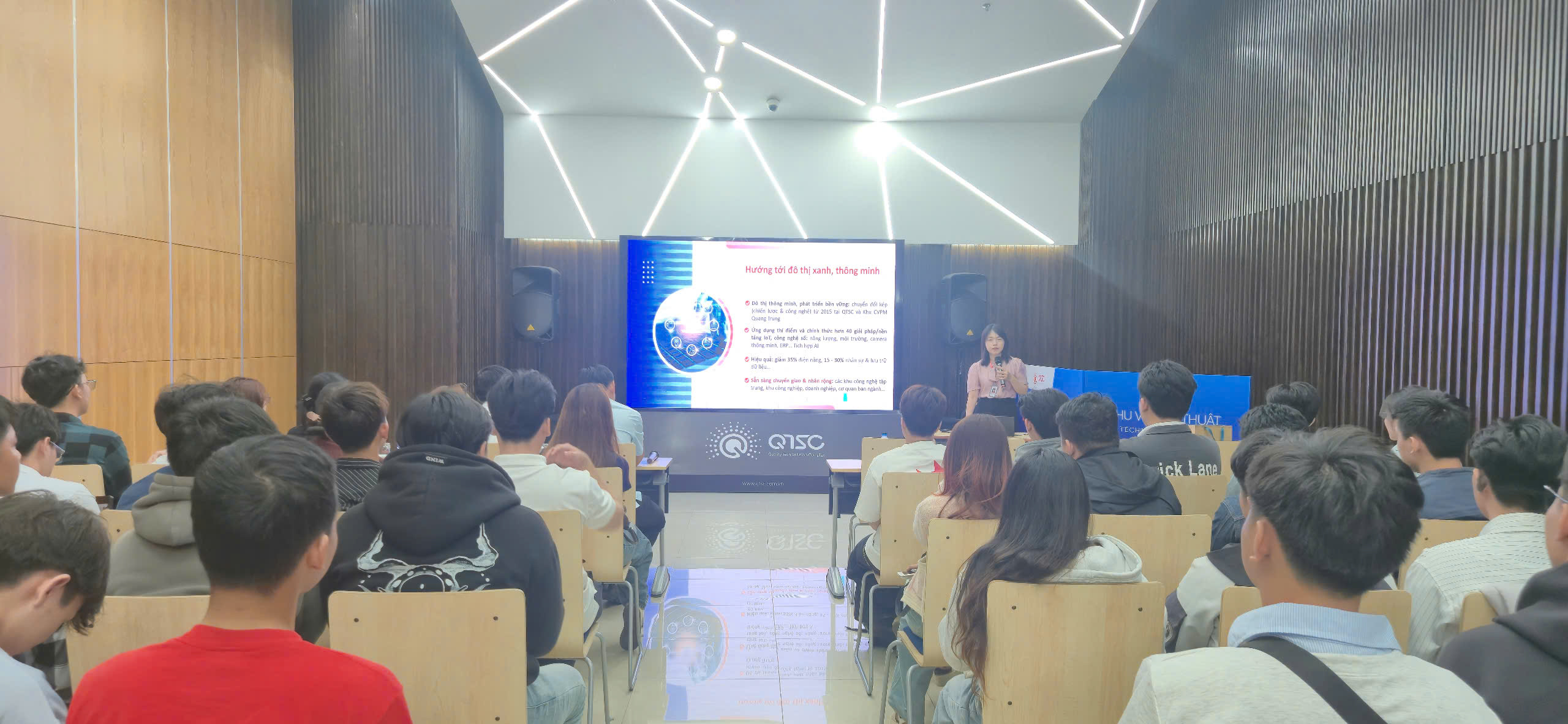 Đại diện QTSC giới thiệu tổng quan và các hoạt động thúc đẩy phát triển khoa học công nghệ, chuyển đổi số và định hướng phát triển