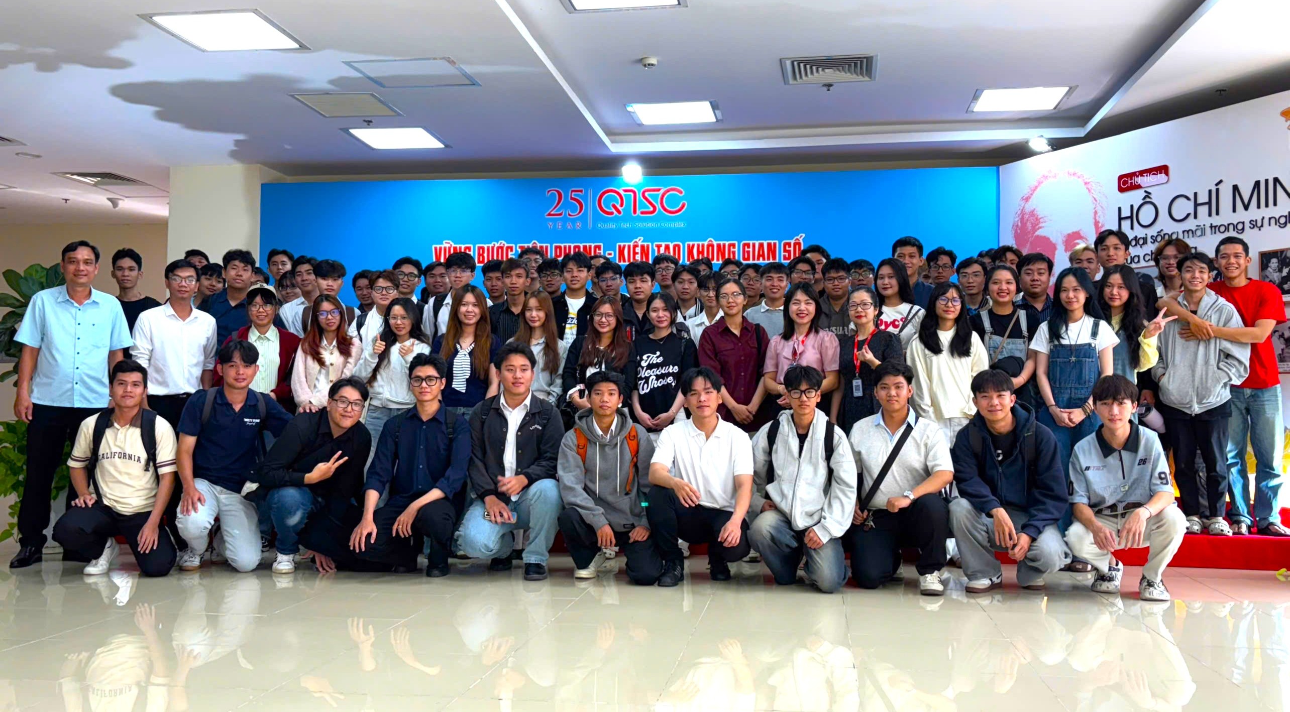 Tham quan Bảo tàng QTSC và chụp hình lưu niệm chuyến trải nghiệm học tập thực tế