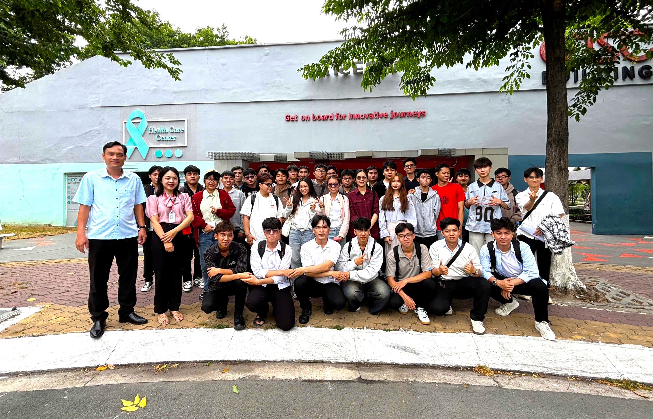 Tham quan Bảo tàng QTSC và chụp hình lưu niệm chuyến trải nghiệm học tập thực tế