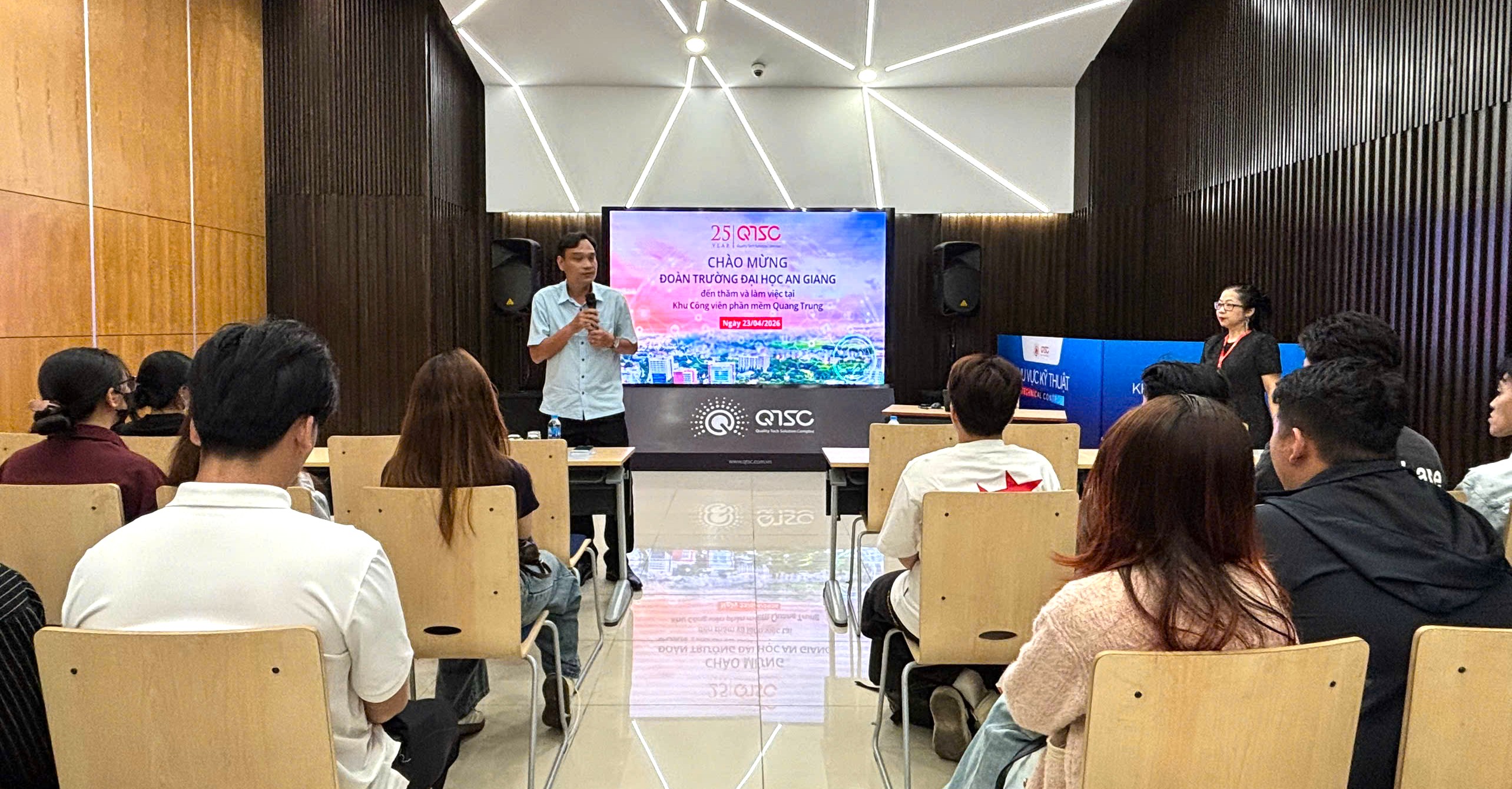 Đại diện nhà trường phát biểu và chia sẻ mục tiêu chuyến tham quan