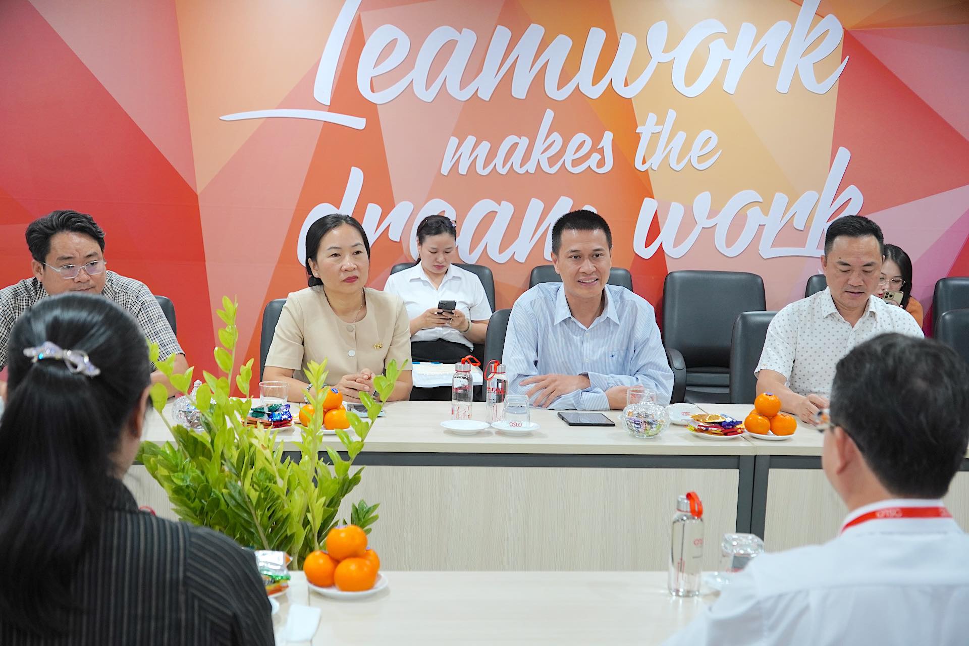 Ông Nguyễn Việt Long, Phó Trưởng Ban Tuyên giáo và Dân vận Thành ủy (giữa) chia sẻ về mục đích chuyến thăm và gửi lời chúc mừng đến QTSC