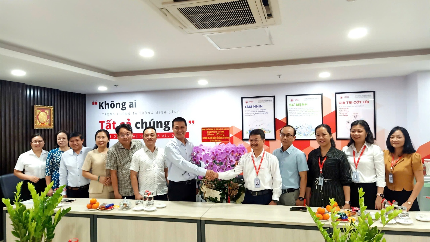 Ông Nguyễn Việt Long, Phó Trưởng Ban Tuyên giáo và Dân vận Thành ủy đại diện đoàn công tác trao tặng lẵng hoa tươi thắm cho QTSC