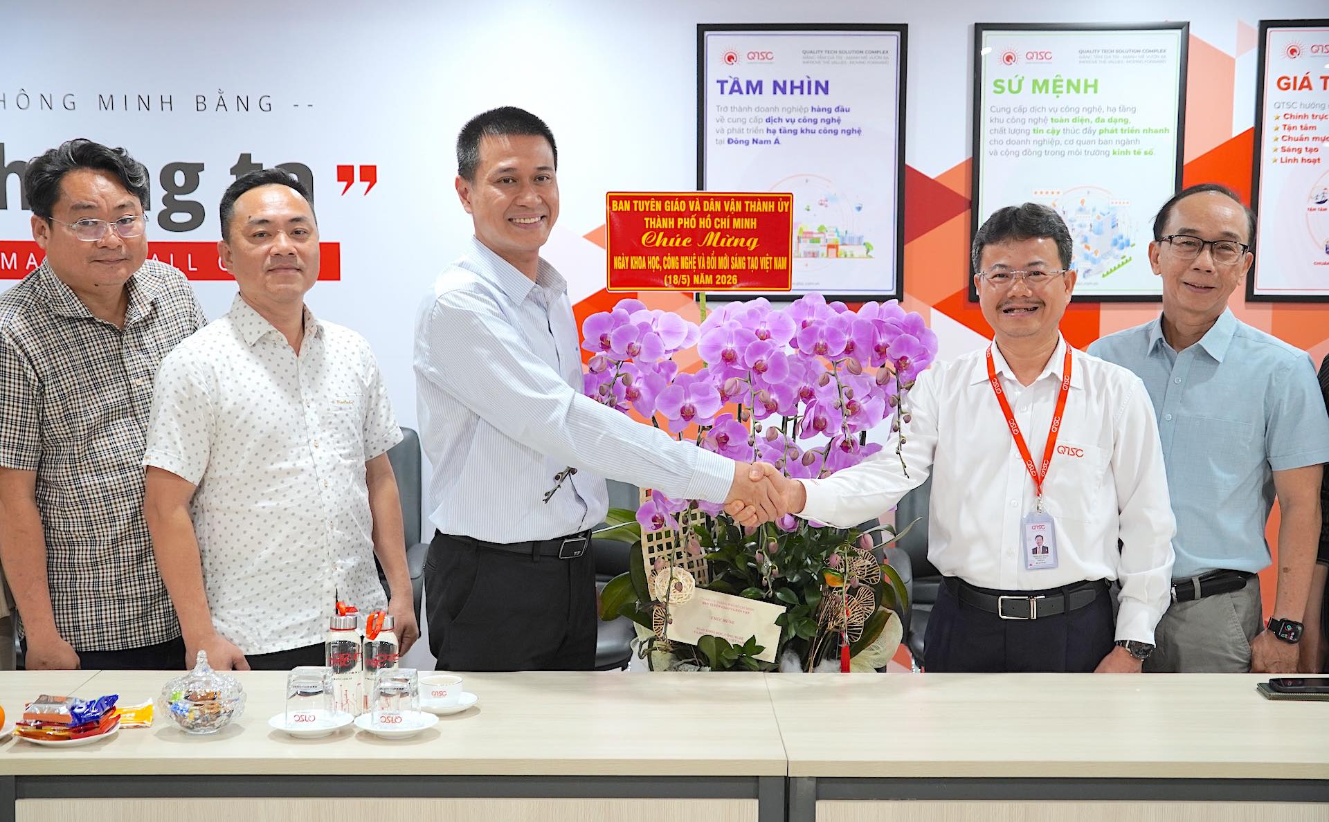 Ông Nguyễn Việt Long, Phó Trưởng Ban Tuyên giáo và Dân vận Thành ủy đại diện đoàn công tác trao tặng lẵng hoa tươi thắm cho QTSC