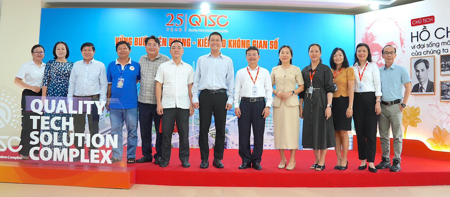 Đoàn chụp hình lưu niệm tại QTSC