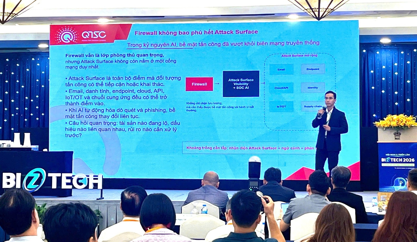 Ông Trần Nam Hưng, Trưởng bộ phận quản trị nền tảng SOC, Trung tâm an ninh mạng, QTSC trình bày tại hội thảo và tham gia phiên tọa đàm
