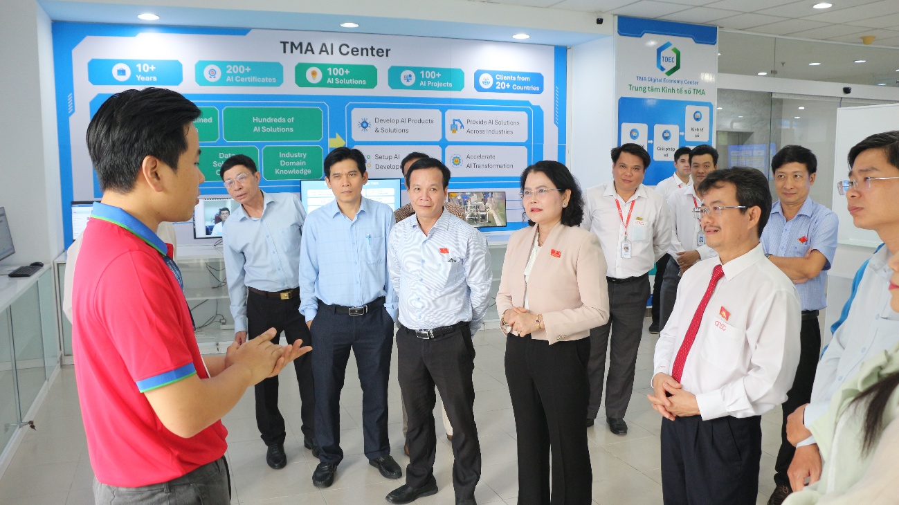 Đoàn tham quan Trung tâm Đổi mới sáng tạo TMA Innovation
