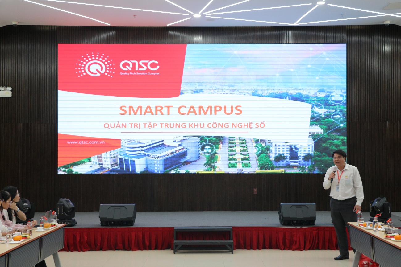 Ông Phan Phương Tùng – Giám đốc Trung tâm Hỗ trợ và Tư vấn Chuyển đổi số TP.HCM trình bày tham luận “Smart Campus - Quản trị tập trung khu công nghệ số”