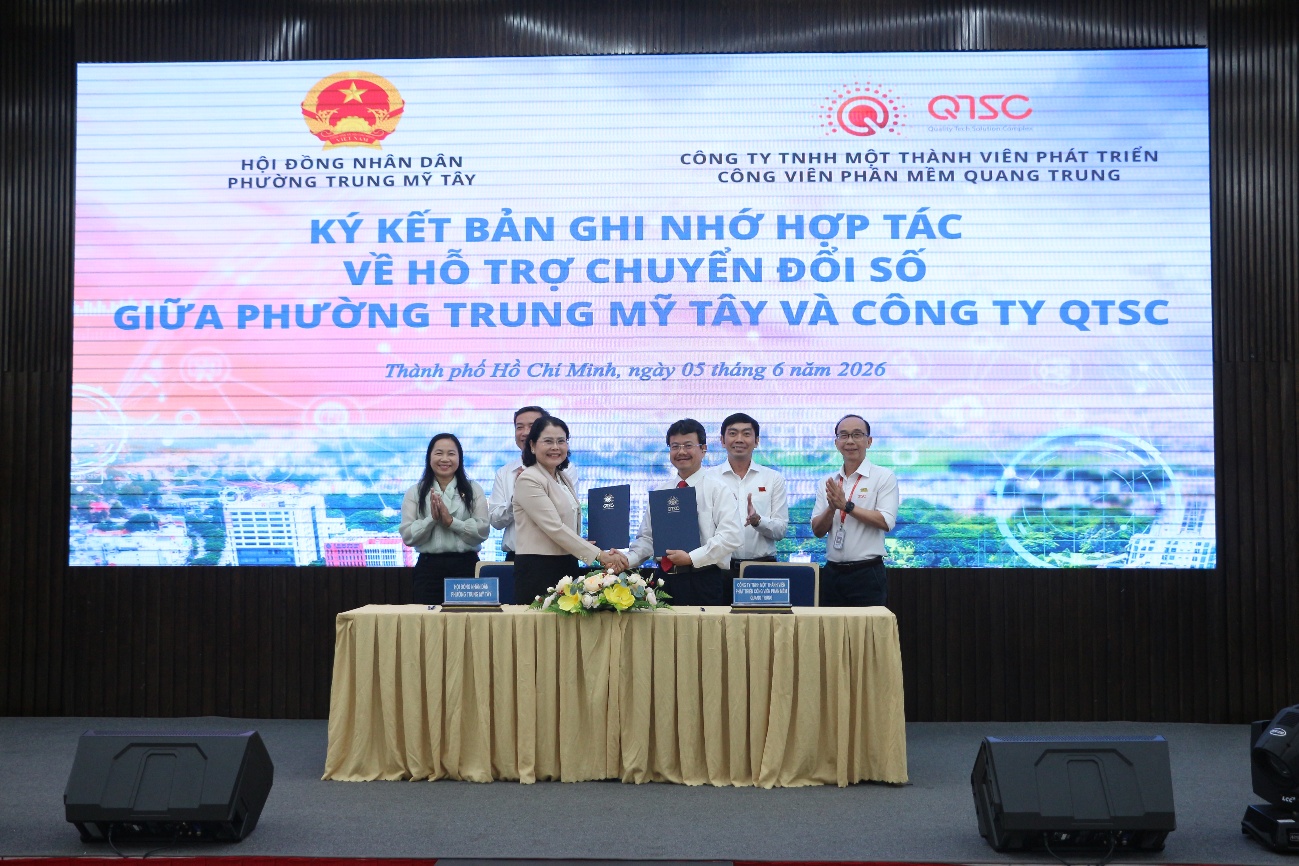 Bà Nguyễn Thị Ngọc Duyên - Bí thư Đảng ủy, Chủ tịch HĐND phường Trung Mỹ Tây và Ông Trần Hữu Dũng – Giám đốc Công ty QTSC ký kết Bản ghi nhớ hợp tác về hỗ trợ chuyển đổi số giữa phường Trung Mỹ Tây và Công ty QTSC