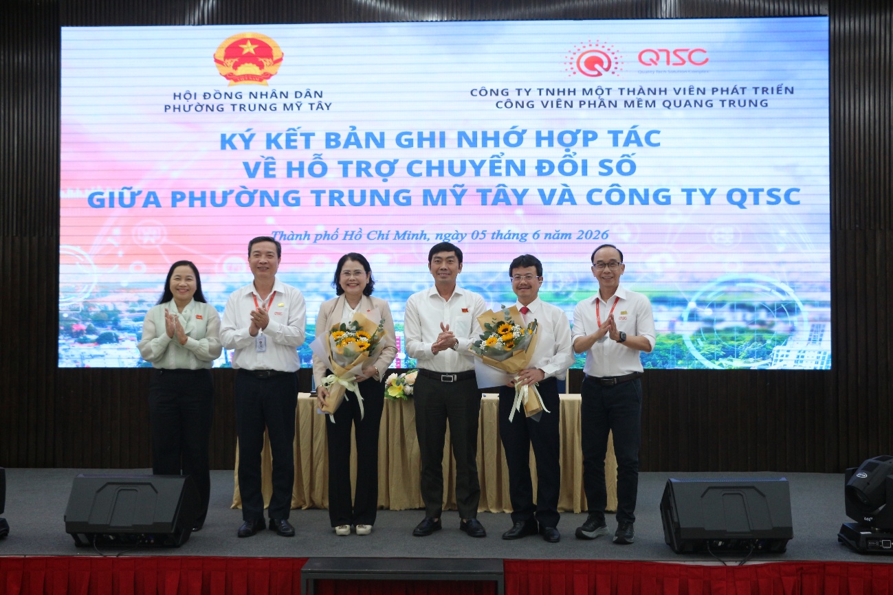 Bà Nguyễn Thị Ngọc Duyên - Bí thư Đảng ủy, Chủ tịch HĐND phường Trung Mỹ Tây và Ông Trần Hữu Dũng – Giám đốc Công ty QTSC ký kết Bản ghi nhớ hợp tác về hỗ trợ chuyển đổi số giữa phường Trung Mỹ Tây và Công ty QTSC