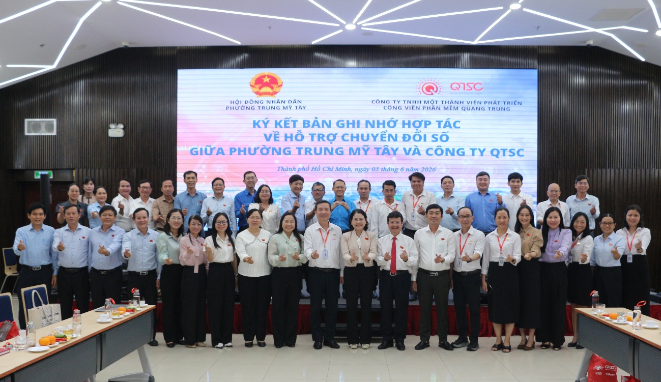 Các đại biểu chụp hình lưu niệm chương trình hội nghị tại QTSC