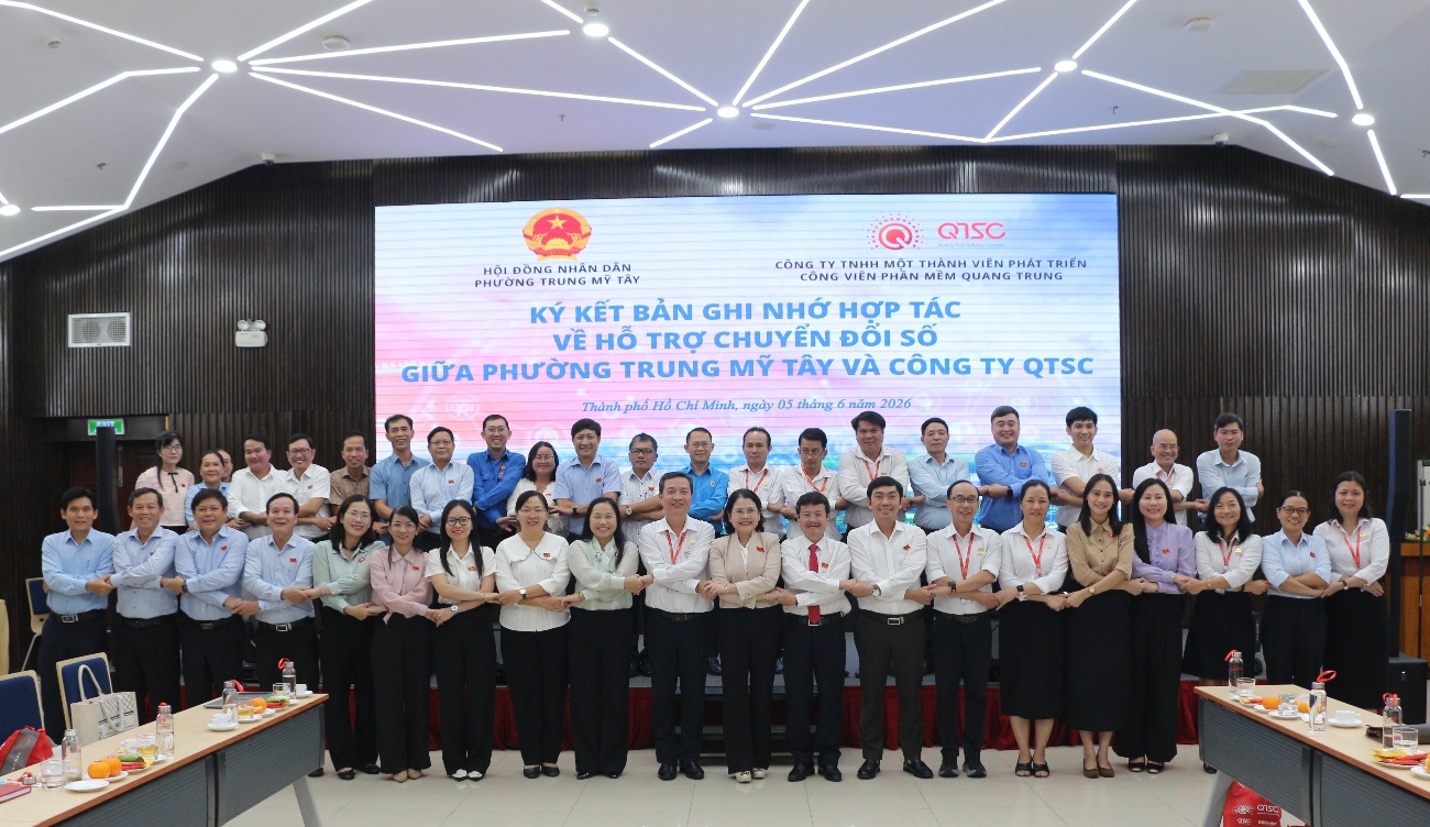 Các đại biểu chụp hình lưu niệm chương trình hội nghị tại QTSC