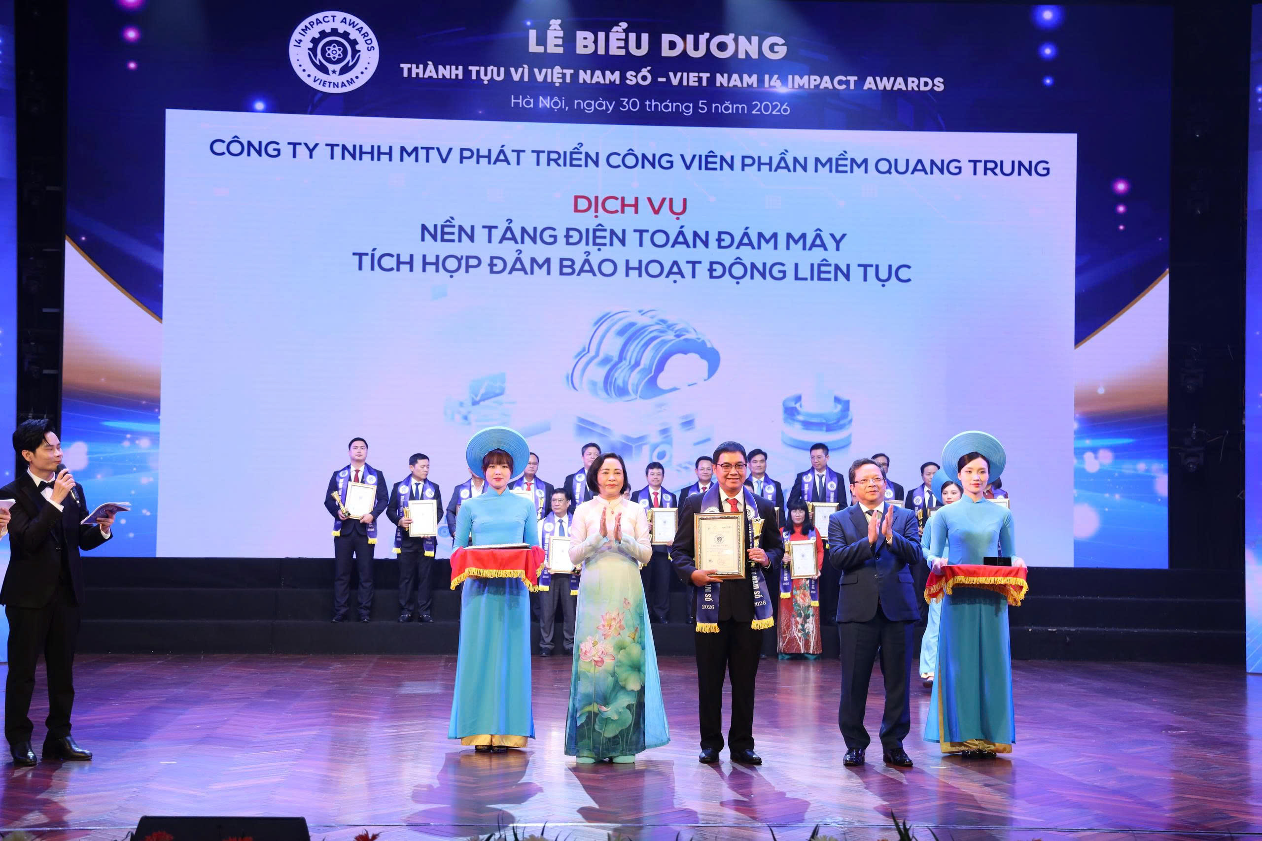 Representative of QTSC at the Viet Nam I4 Impact Awards 2026 receiving the award for the service “Integrated cloud platform with continuous operations assurance”