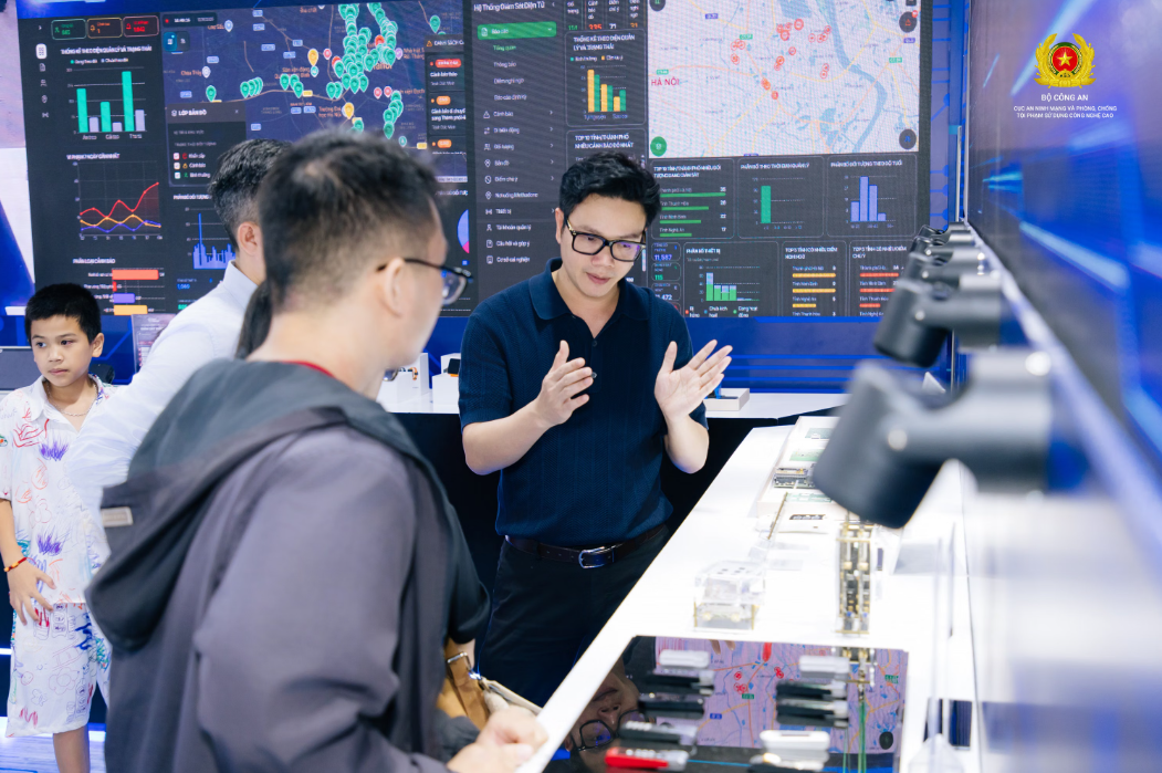 Các sản phẩm công nghiệp An ninh được trưng bày tại Booth NST Group trong khuôn khổ Gala "Tổ quốc bình yên" tại TP.HCM.